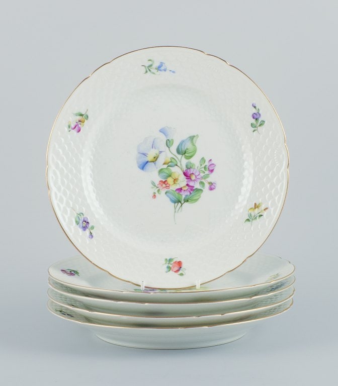Bing & Grøndahl, Saxon Flower, a set of five dinner plates hand-decorated with polychrome - 2