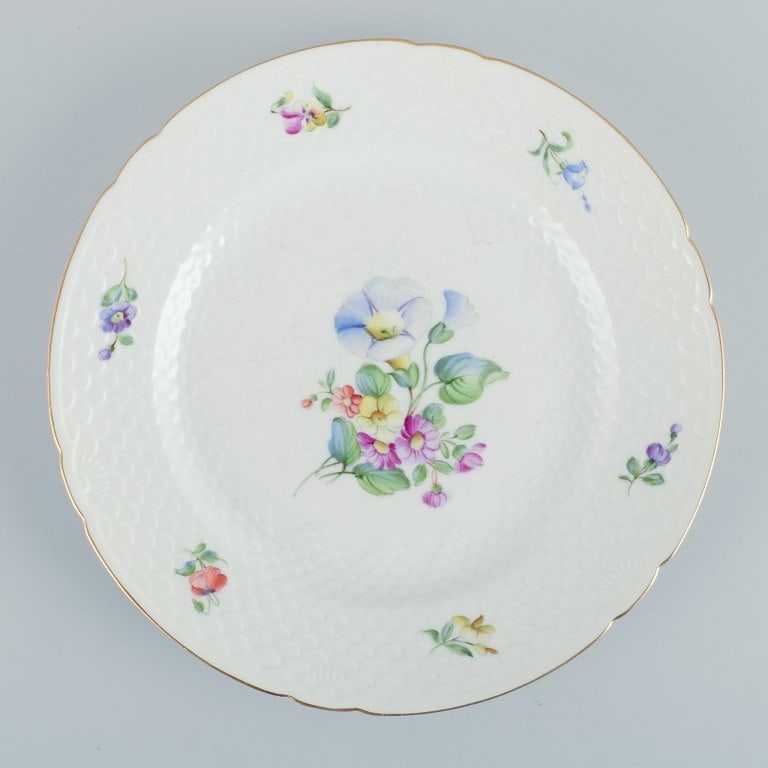 Bing & Grøndahl, Saxon Flower, a set of five dinner plates hand-decorated with polychrome - 3