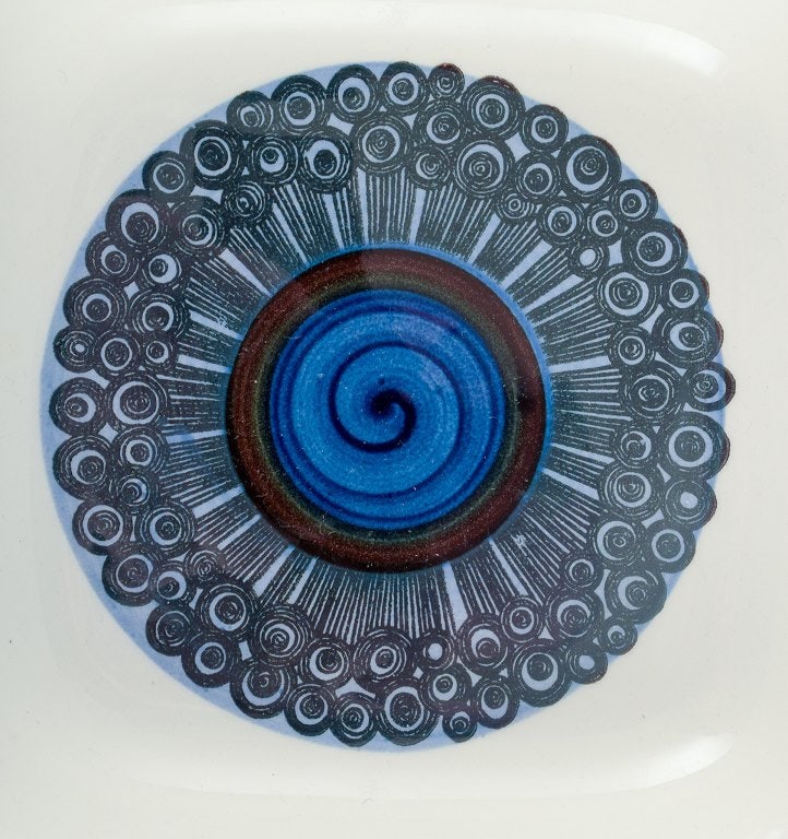 Rörstrand, Sweden, three plates and one bowl in hand-painted "Amanda" retro design. - 7