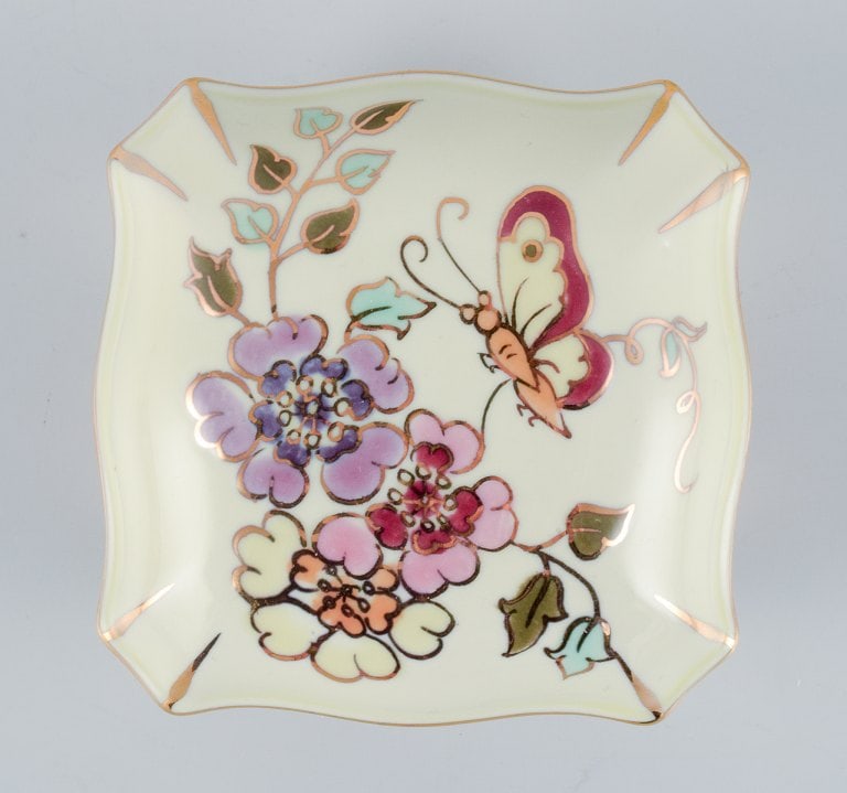 Zsolnay, Hungary, two lidded jars in porcelain hand-painted with flower motifs and insects on a - 7