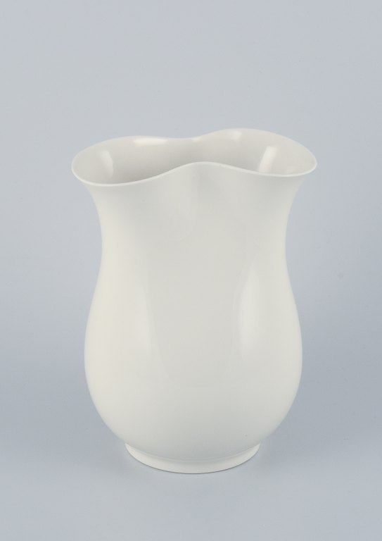 Thorkild Olsen 1890 - 1973 for Royal Copenhagen porcelain vase in modernist design.: Thorkild Olsen 1890 - 1973 for Royal Copenhagen porcelain vase in modernist design. 1942. Model 4060. Marked. First factory quality. In excellent condition. Dimensions: H 18.8 cm x D 13.5 cm. Reserve: