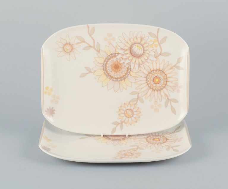 Villeroy & Boch, Luxembourg, two porcelain dishes. Designed with retro-style sunflowers. - 2