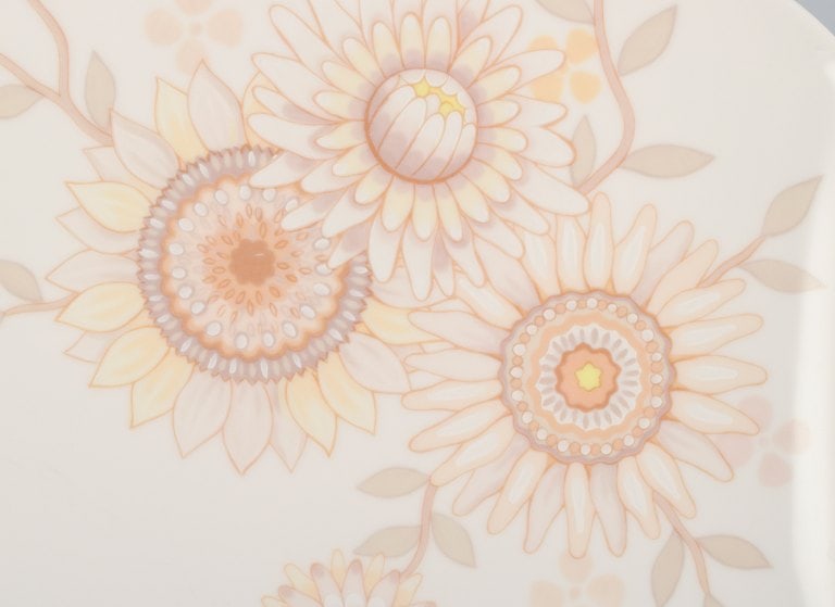 Villeroy & Boch, Luxembourg, two porcelain dishes. Designed with retro-style sunflowers. - 4