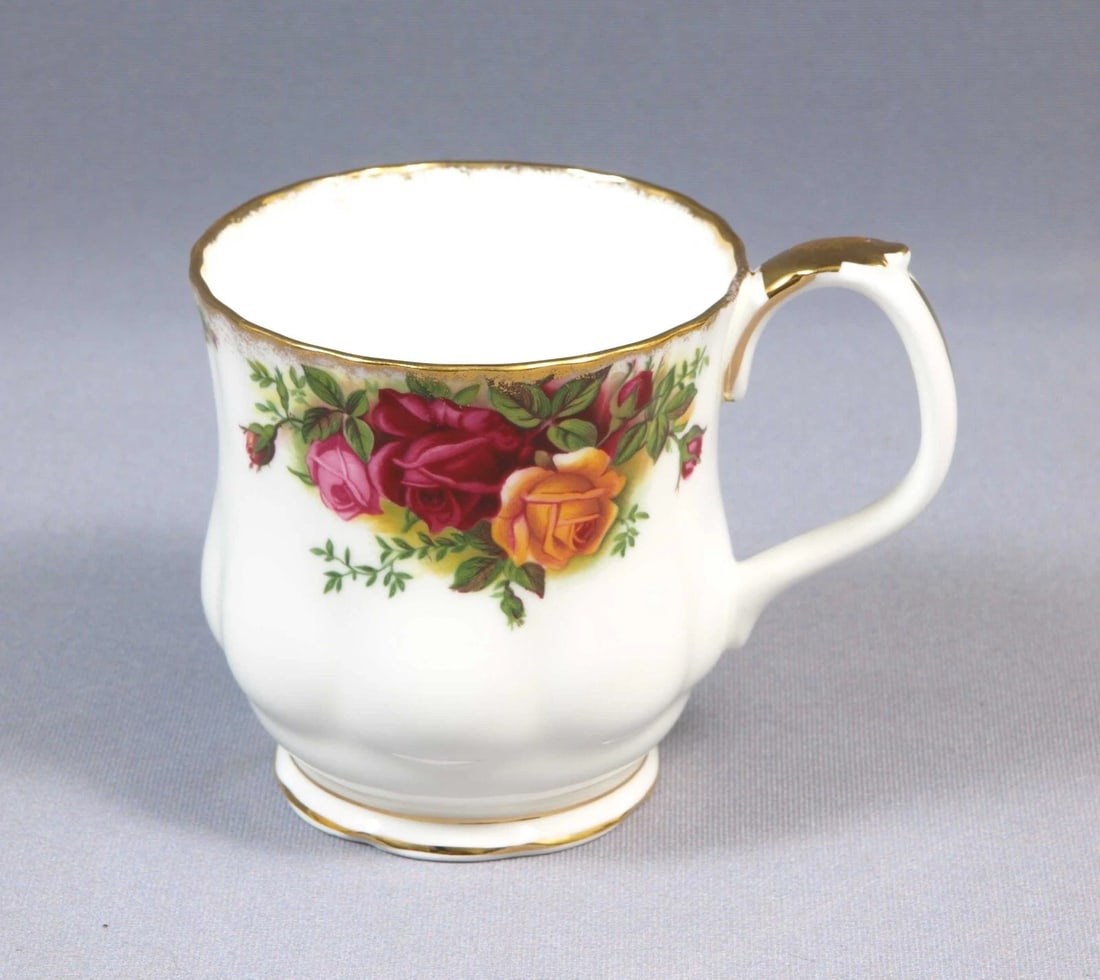 Royal Albert Old Country Roses Montrose COFFEE TEA MUG England First Edition: This very rare and absolutely stunning ONE Coffee/Tea MUG, Montrose shape. It is from the Old Country Roses collection by Royal Albert - Made in England. The price is for one Mug. The rims of this pat