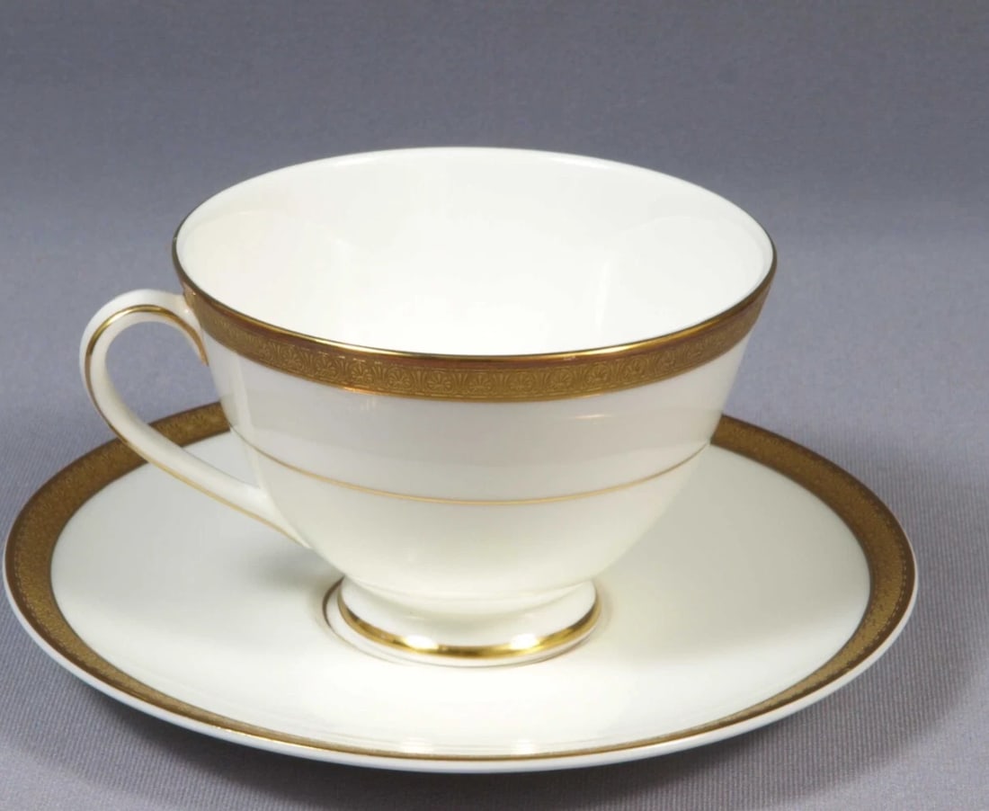 ROYAL DOULTON ROYAL GOLD Coffee Tea Teacup Saucer Set H4980 England (1 of 4)