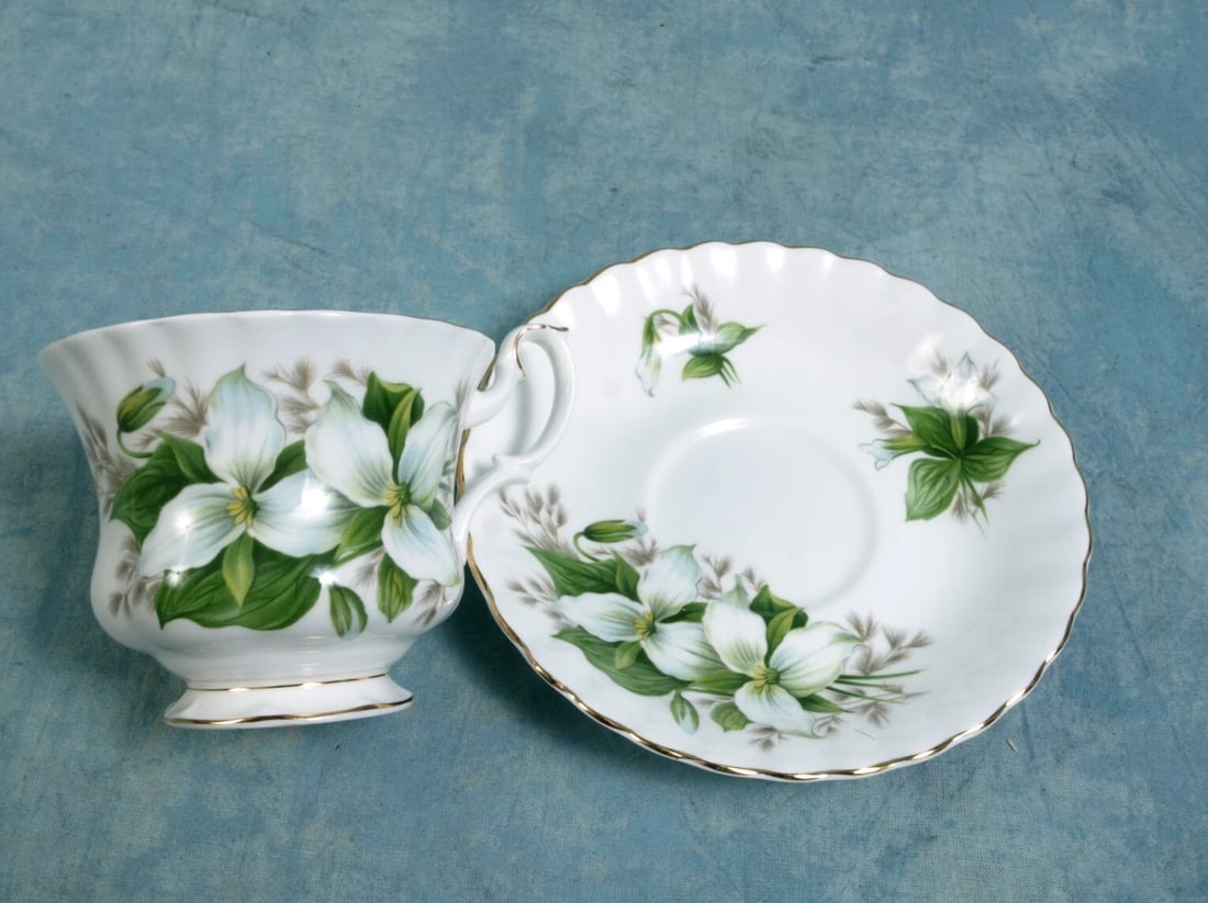 Royal Albert Trillium Bone China Coffee Tea Cup Saucer gold white green England: This is a stunning set of Coffee/Tea cup with saucer from the famous Royal Albert Trillium collection - Made in England. The rims of this pattern are surrounded in blooming Trillium flowers on snow wh
