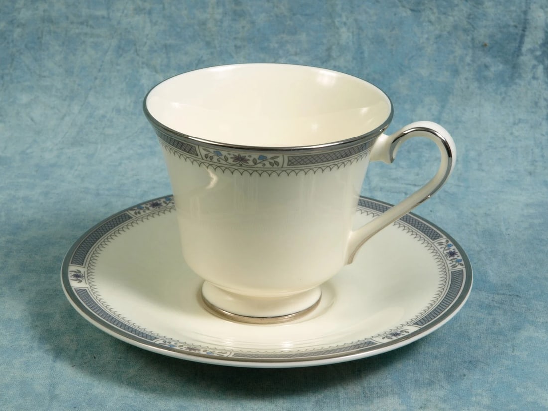 Royal Doulton MELISSA Coffee Tea Cup Saucer EXCELLENT England (1 of 6)