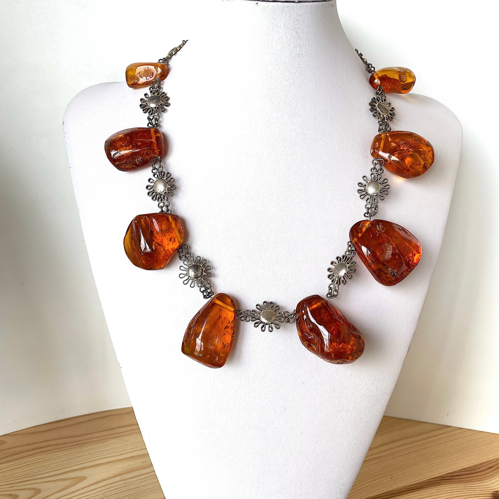 Outstanding Unique Vintage Amber Necklace: Title: Outstanding Unique Vintage Amber Necklace Metal: Sterling Silver Gemstone: Amber Weight: 107.1 g Size: Size: 500.0 x 40.0 x 25.0 mm Size: 19.685 x 1.575 x 0.984 inches Made of: (Reconstituted
