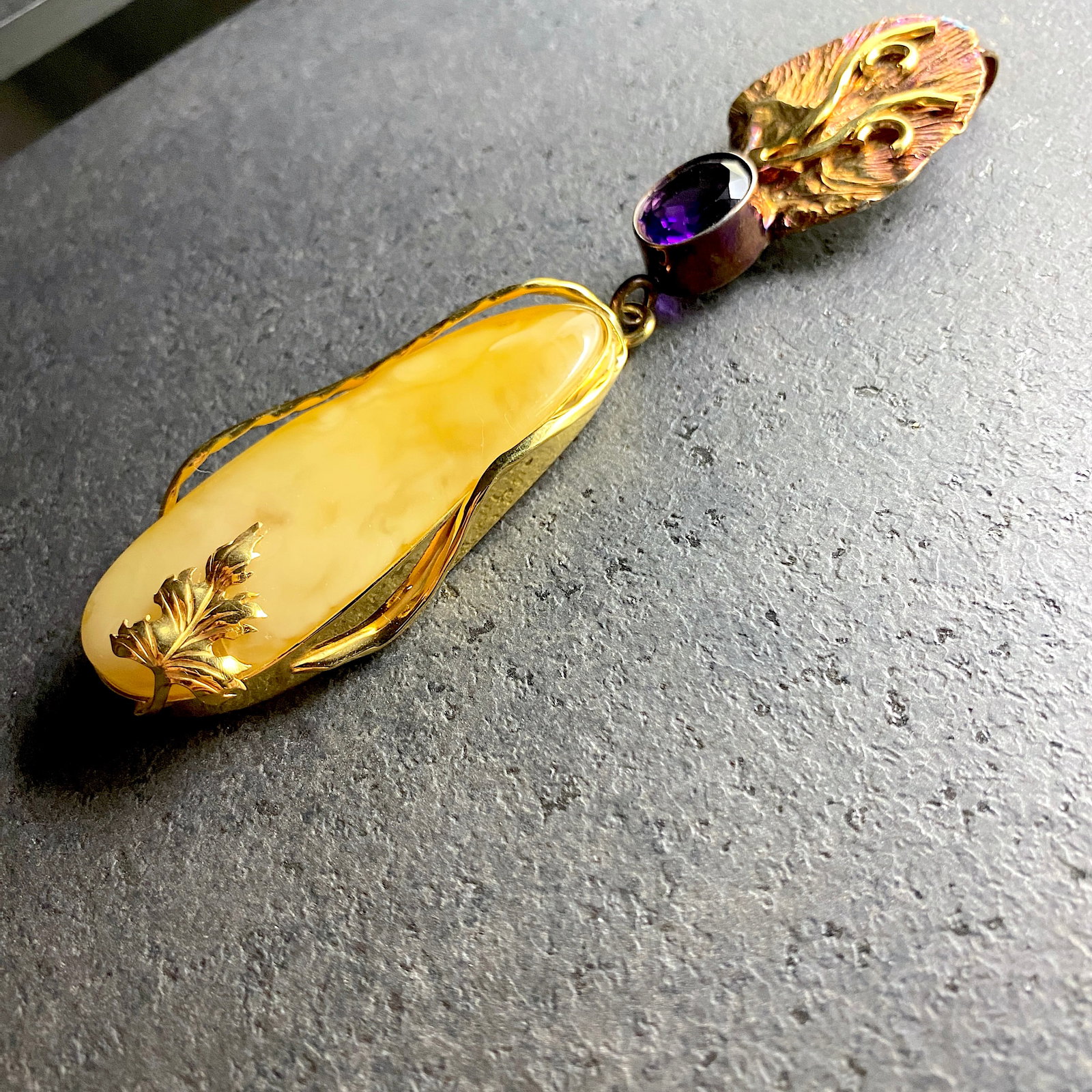 Impressive Vintage Amber Pendant shaped like a Drop - 10