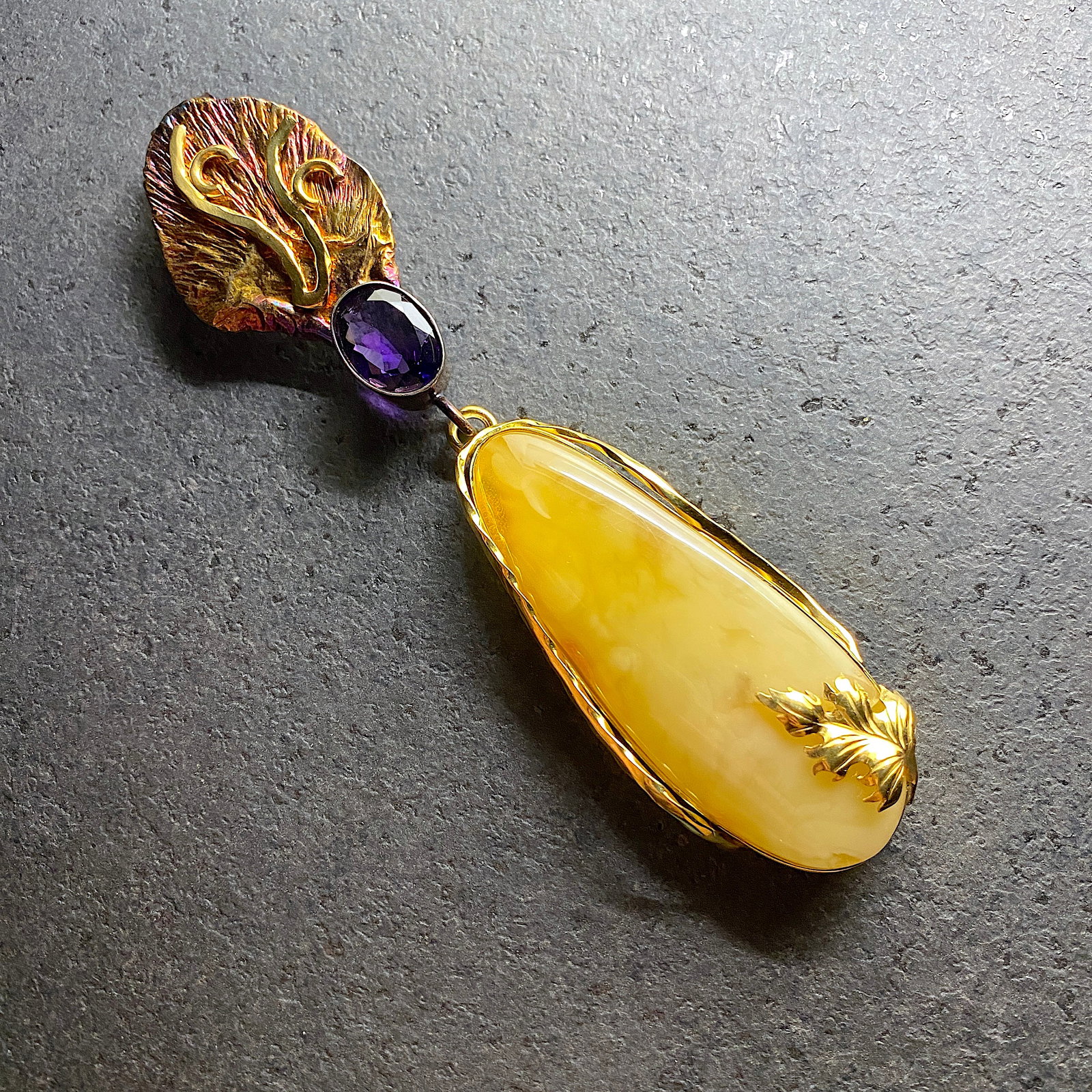 Impressive Vintage Amber Pendant shaped like a Drop - 9
