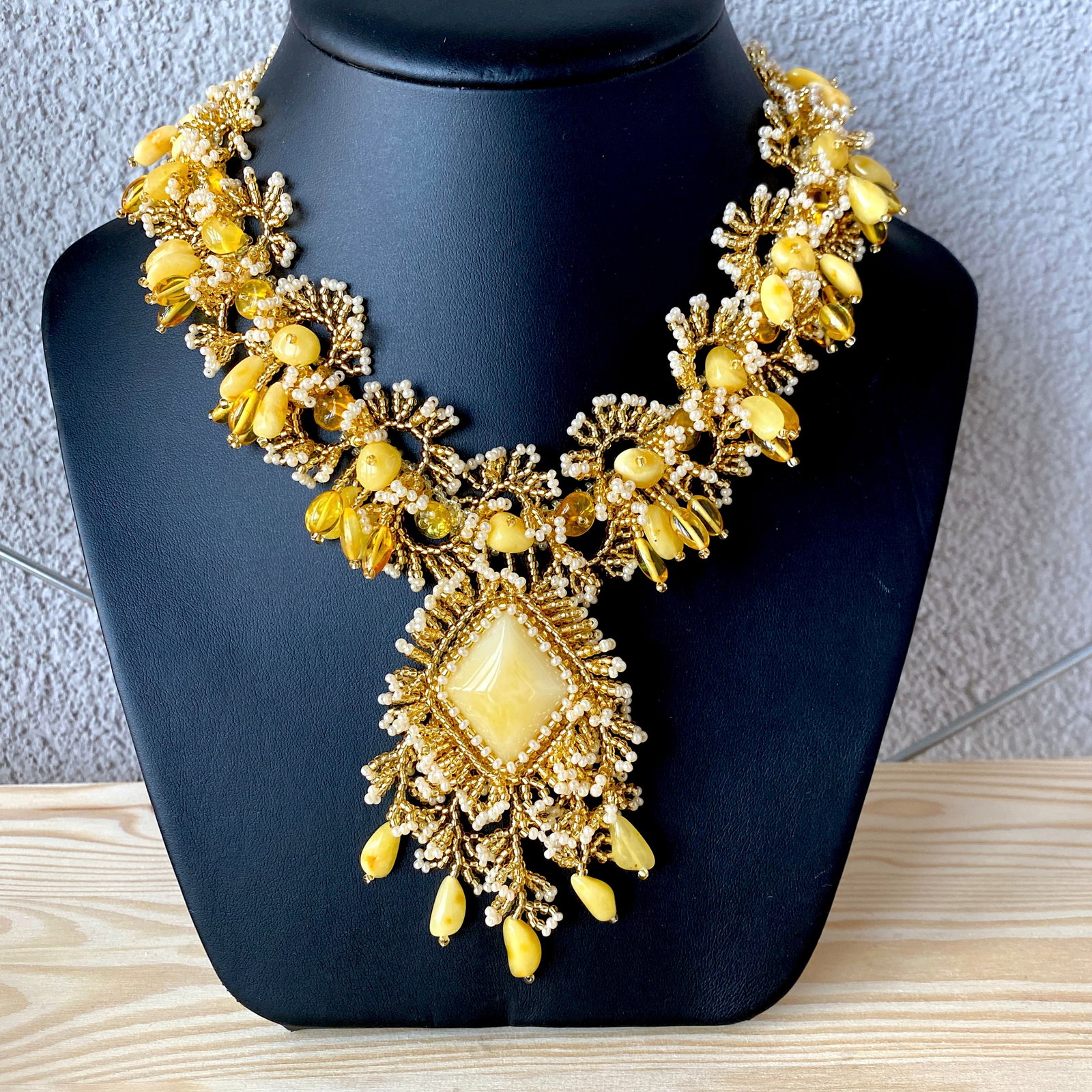 Unique and Outstanding Amber Floral Necklace made from leaf like bead ornaments: Title: Unique and Outstanding Amber Floral Necklace made from leaf like bead ornaments Metal: None Gemstone: Amber Weight: 73.96 g Size: Size: 11.4 x 100.0 x 480.0 mm Size: 0.449 x 3.937 x 18.898