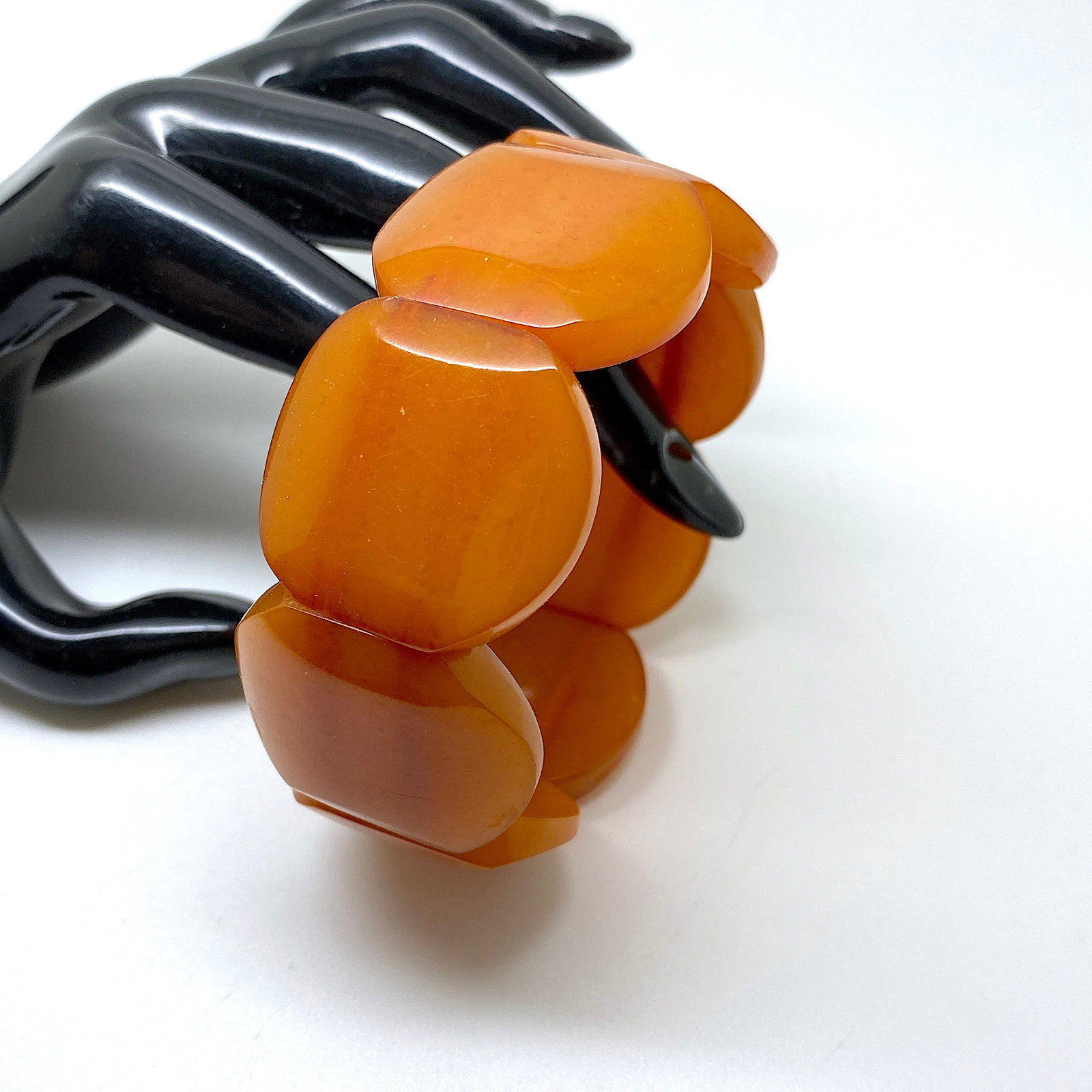 Unique and Splendid cut Amber bangle bracalet: Title: Unique and Splendid cut Amber bangle bracalet Metal: None Gemstone: Amber Weight: 38.3 g Size: Inner diameter: 23.0 x 15.0 mm Size: 75.0 x 75.0 x 32.0 mm Size: 2.953 x 2.953 x 1.26 inches Inner