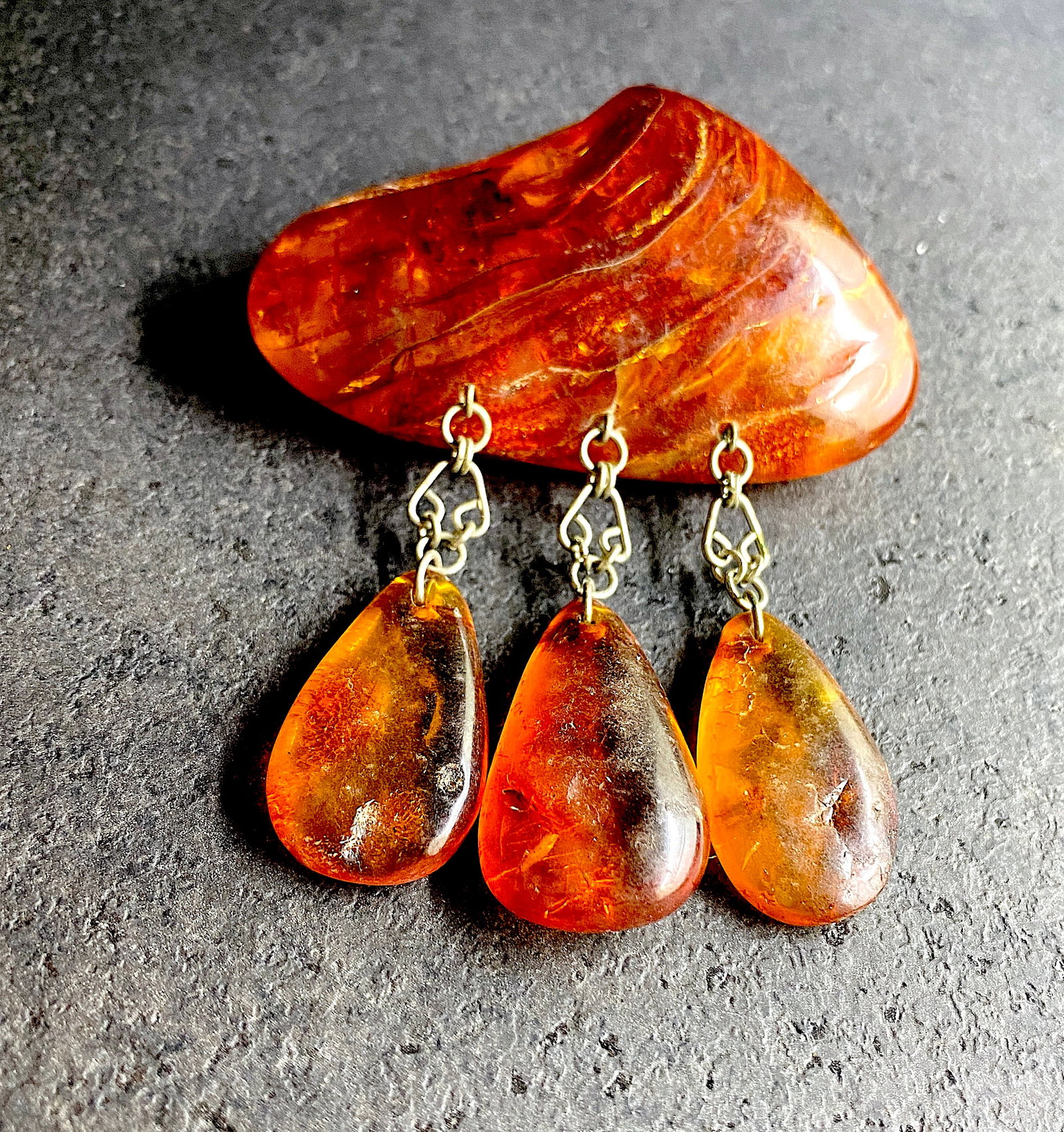 Outstanding Vintage Amber Brooch: Title: Outstanding Vintage Amber Brooch Metal: Metal Gemstone: Amber Weight: 22.7 g Size: Size: 45.0 x 18.0 x 100.0 mm Size: 1.772 x 0.709 x 3.937 inches Made of: (Reconstituted Amber or Whole