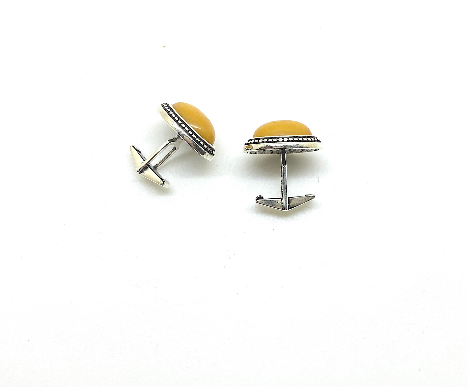 Astonishing Amber Cufflinks: Title: Astonishing Amber Cufflinks Metal: Sterling Silver Gemstone: Amber Weight: 13.7 g Size: Size: 21.0 x 17.0 x 24.0 mm Size: 0.827 x 0.669 x 0.945 inches Made of: (Reconstituted Amber or Whole