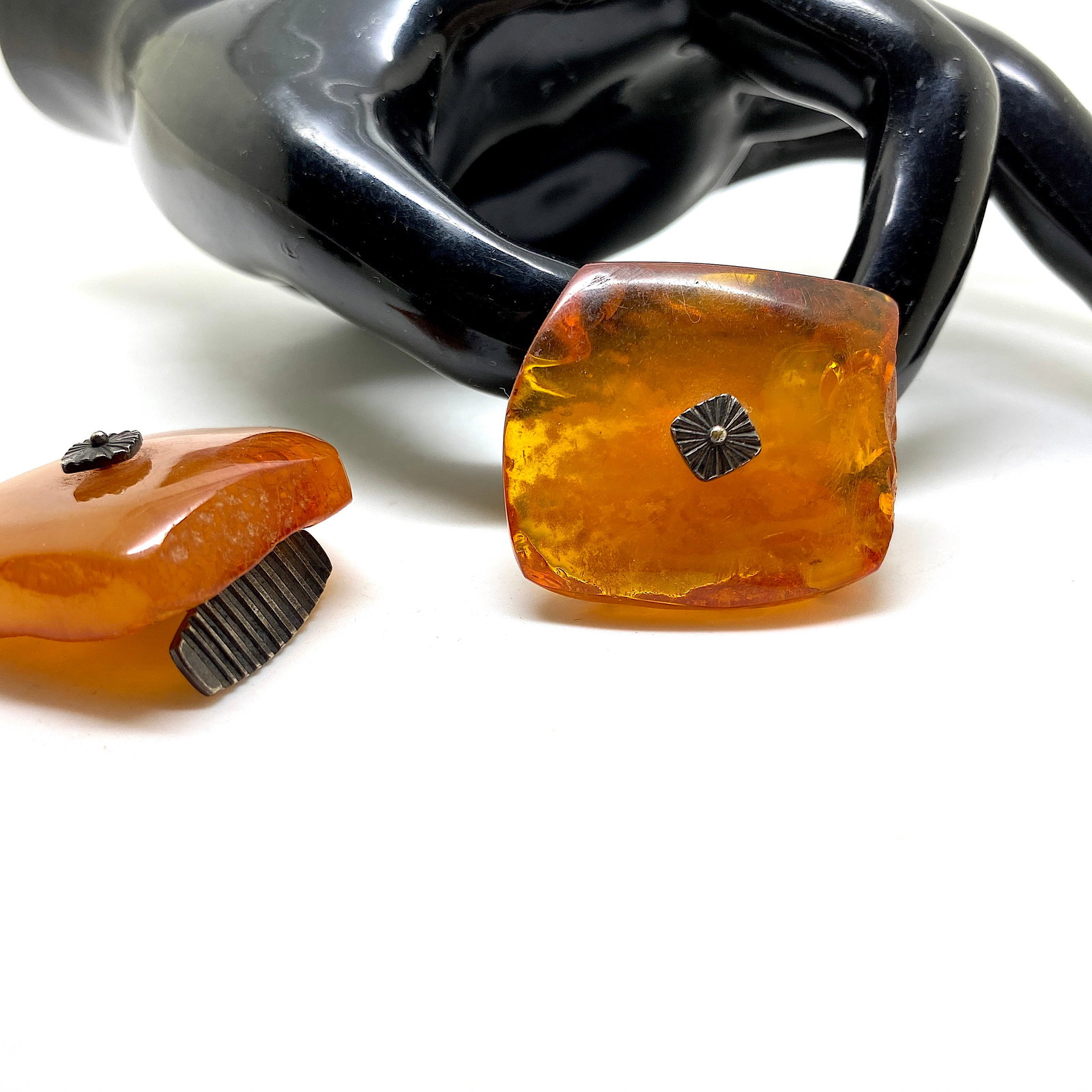 Exquisite Vintage Amber Cufflinks: Title: Exquisite Vintage Amber Cufflinks Metal: None Gemstone: Amber Weight: 17.4 g Size: Size: 35.0 x 30.0 x 27.0 mm Size: 1.378 x 1.181 x 1.063 inches Made of: (Reconstituted Amber or Whole Stone):