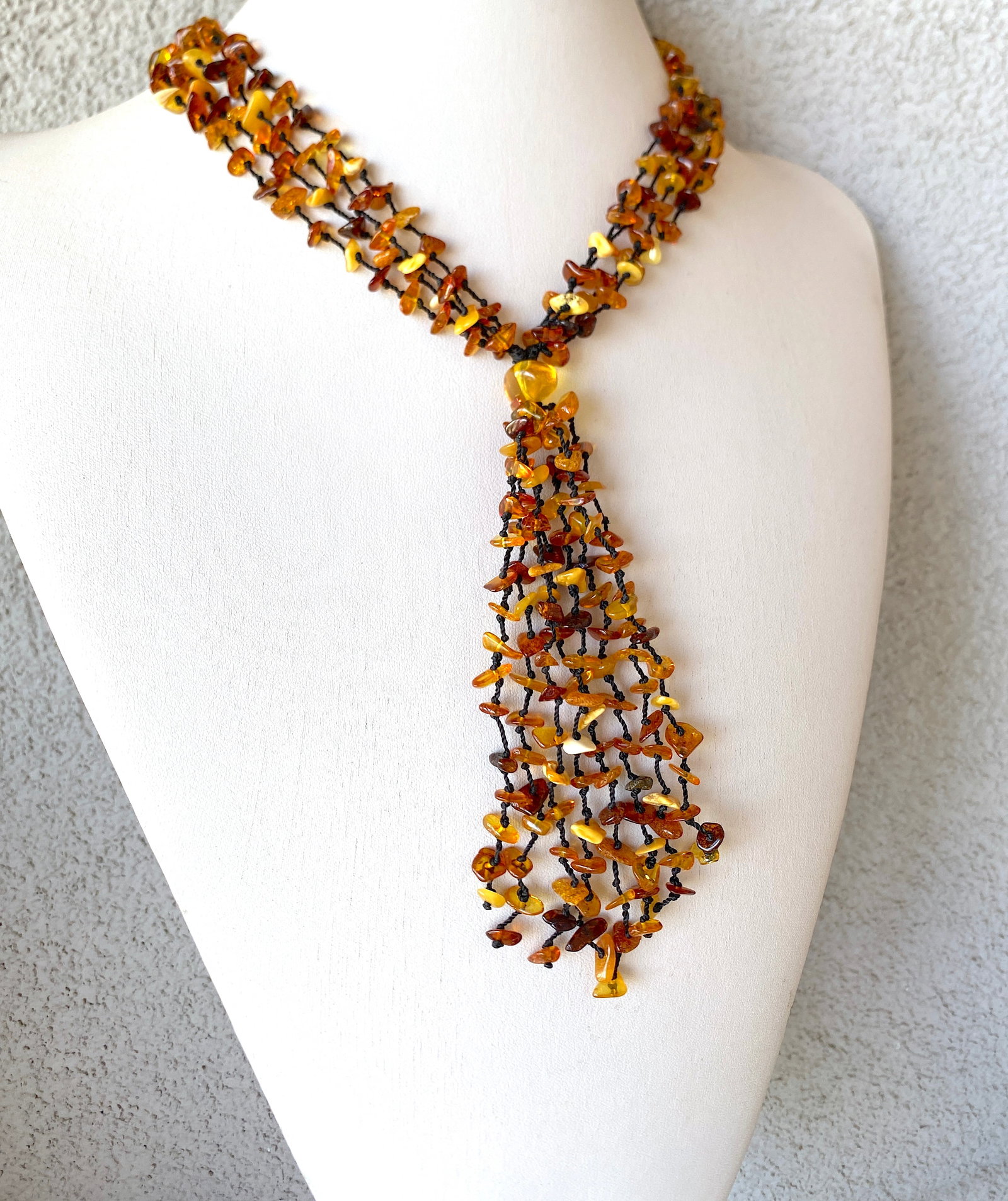Beautiful Vintage Amber Necklace made from Natural shaped Amber beads: Title: Beautiful Vintage Amber Necklace made from Natural shaped Amber beads Metal: Metal Gemstone: Amber Weight: 23.43 g Size: Size: 10.0 x 13.0 x 400.0 mm Size: 0.394 x 0.512 x 15.748 inches Bead