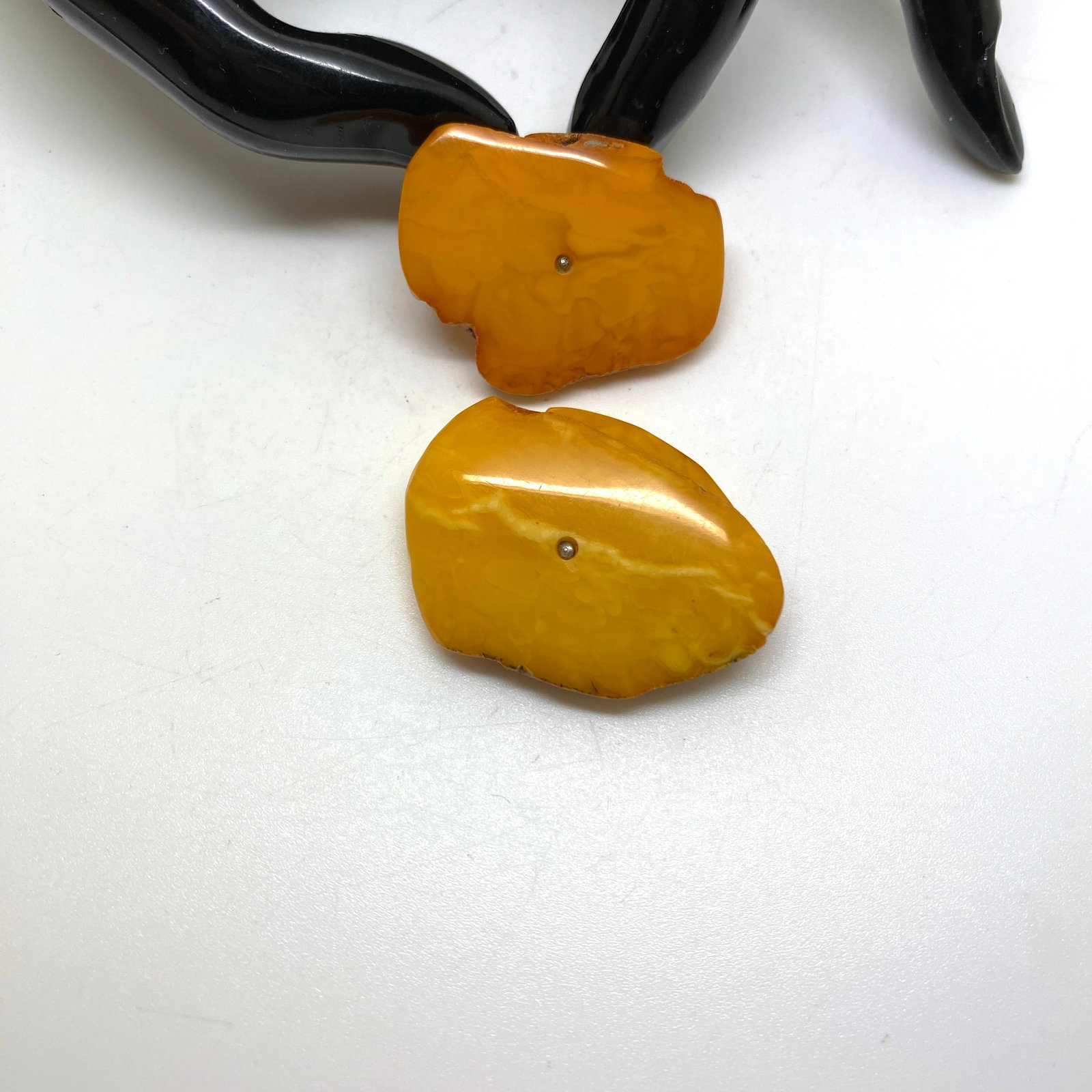 Phenomenal Unique Vintage Amber Cufflinks: Title: Phenomenal Unique Vintage Amber Cufflinks Metal: Metal Gemstone: Amber Weight: 9.13 g Size: Size: 37.0 x 25.0 x 24.0 mm Size: 1.457 x 0.984 x 0.945 inches Made of: (Reconstituted Amber or