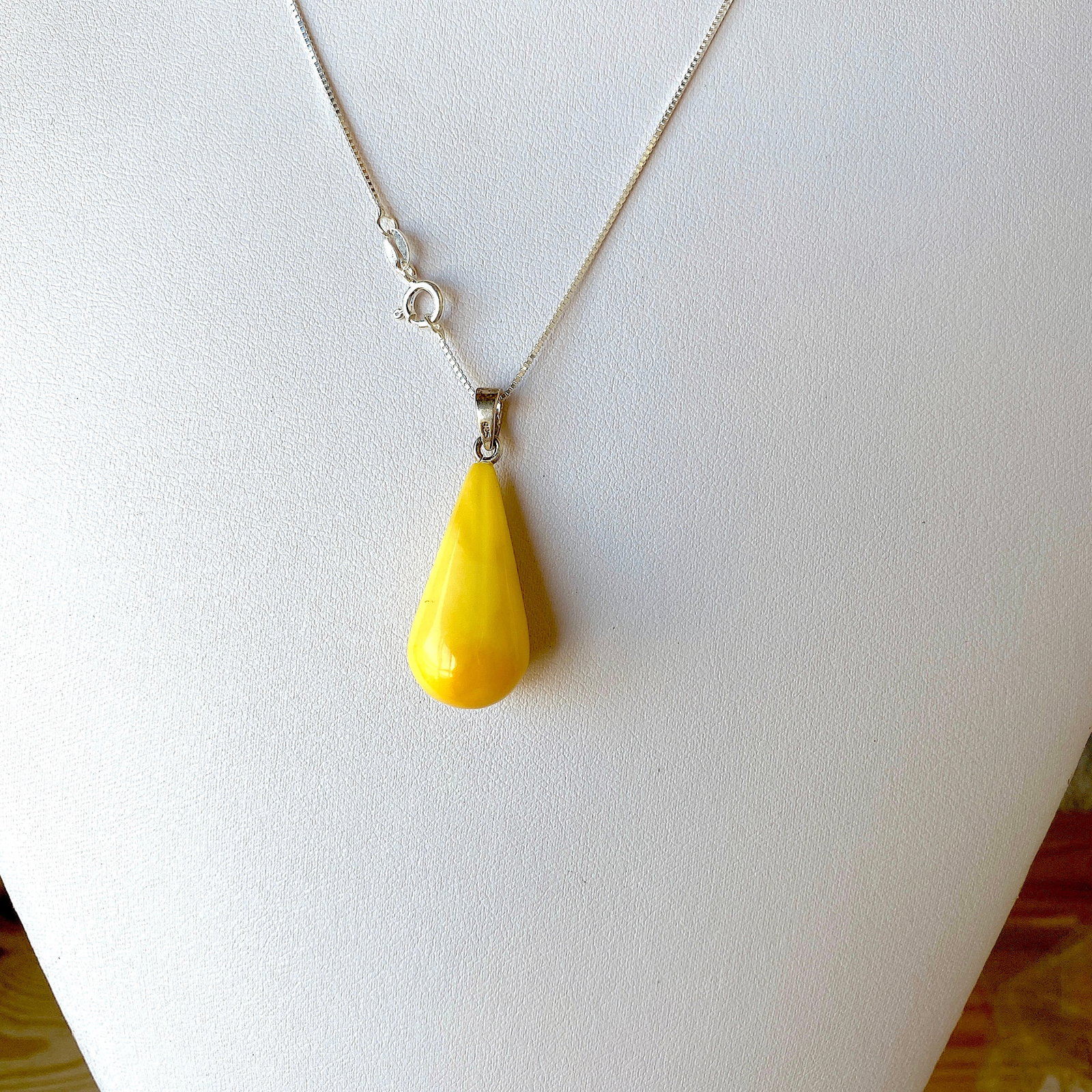 Remarkable Amber Pendant with chain, shaped like a Drop: Title: Remarkable Amber Pendant with chain, shaped like a Drop Metal: Sterling Silver Gemstone: Amber Weight: 4.9 g Size: Size: 33.33 x 14.55 x 13.0 mm Size: 1.312 x 0.573 x 0.512 inches Made of: