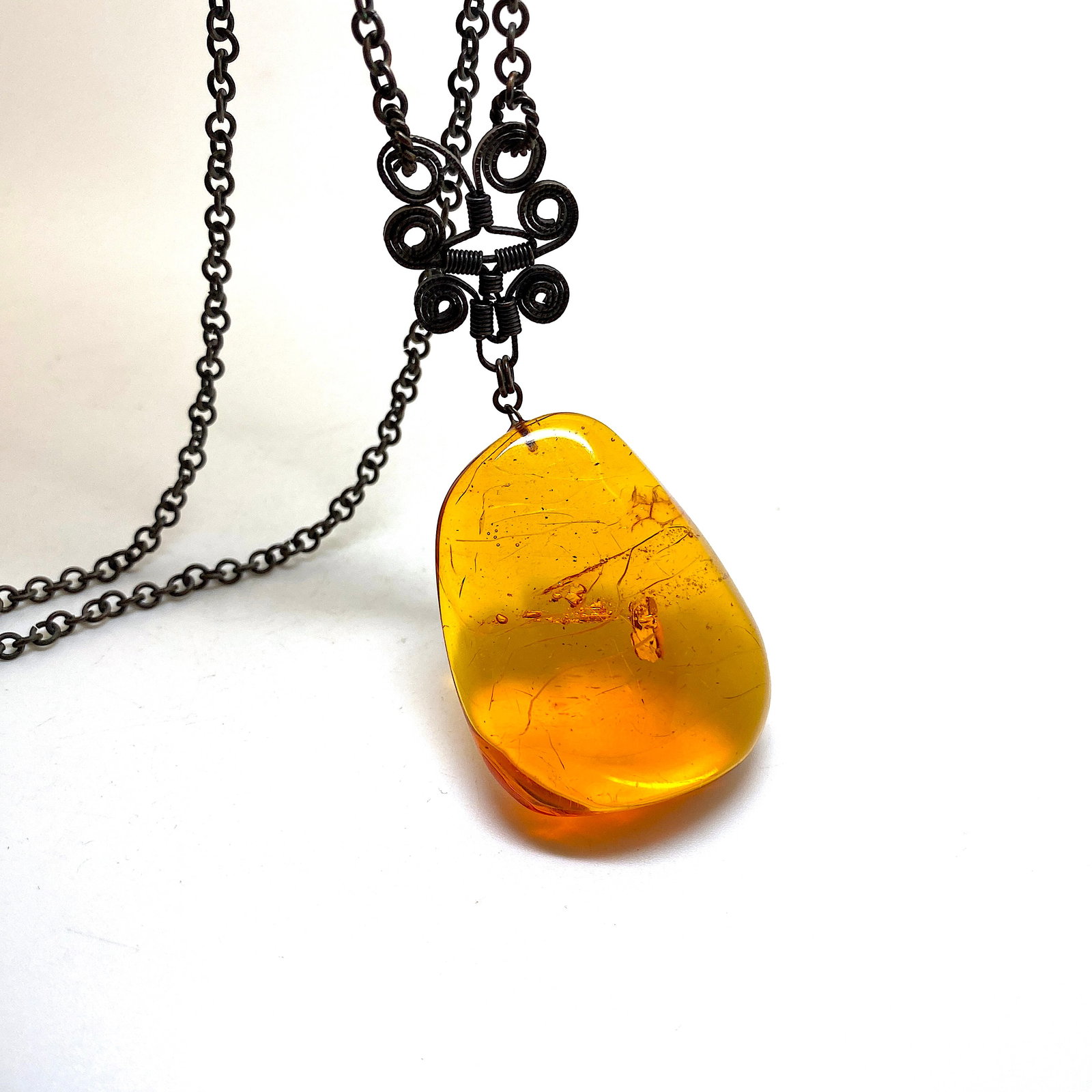 Extraordinary Vintage Amber Pendant with chain, shaped like a Drop: Title: Extraordinary Vintage Amber Pendant with chain, shaped like a Drop Metal: Metal Gemstone: Amber Weight: 27.7 g Size: Size: 52.0 x 37.0 x 15.0 mm Size: 2.047 x 1.457 x 0.591 inches Made of: