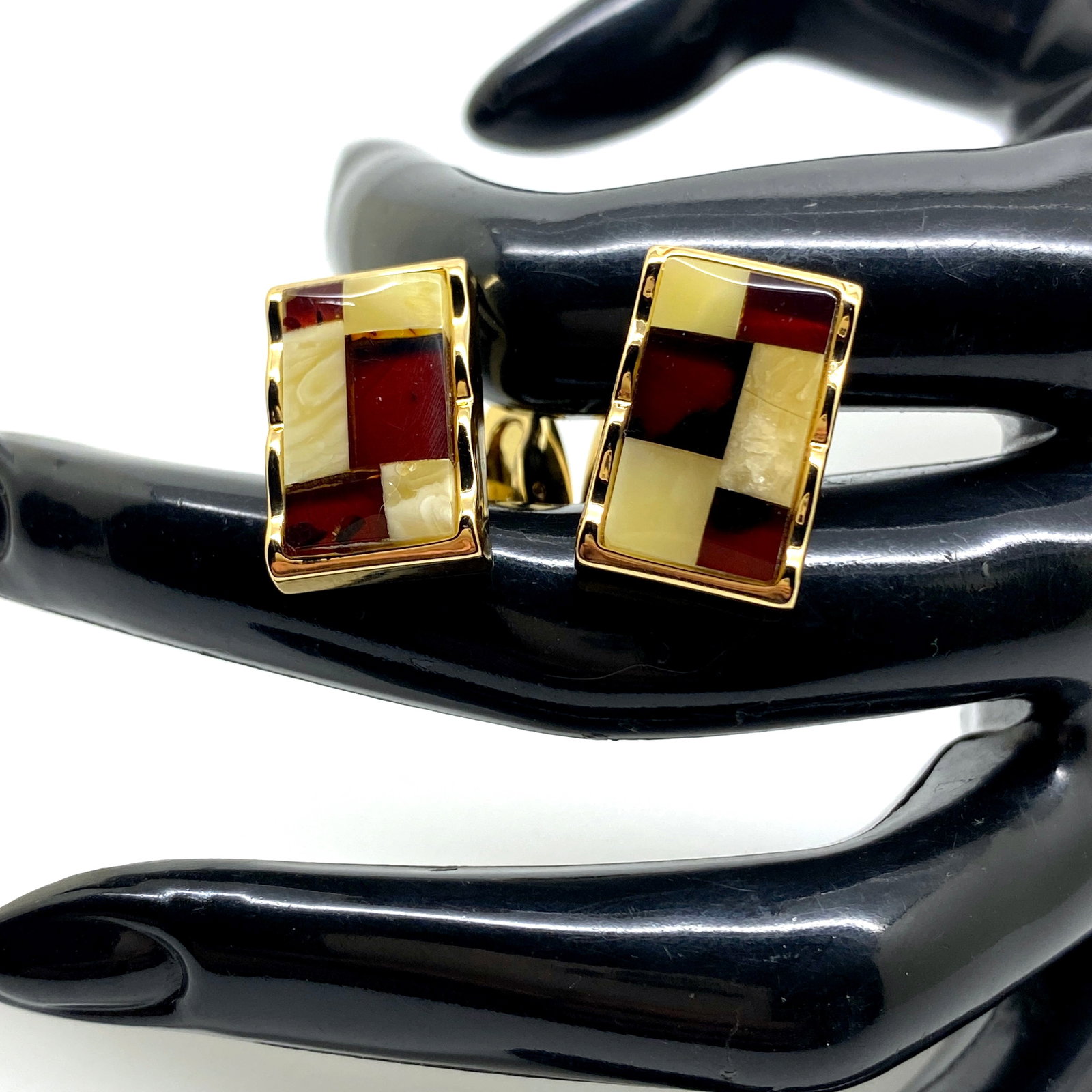 Marvellous Amber Cufflinks: Title: Marvellous Amber Cufflinks Metal: Metal Gemstone: Amber Weight: 12.25 g Size: Size: 20.0 x 12.0 x 24.0 mm Size: 0.787 x 0.472 x 0.945 inches Made of: (Reconstituted Amber or Whole Stone): Whole