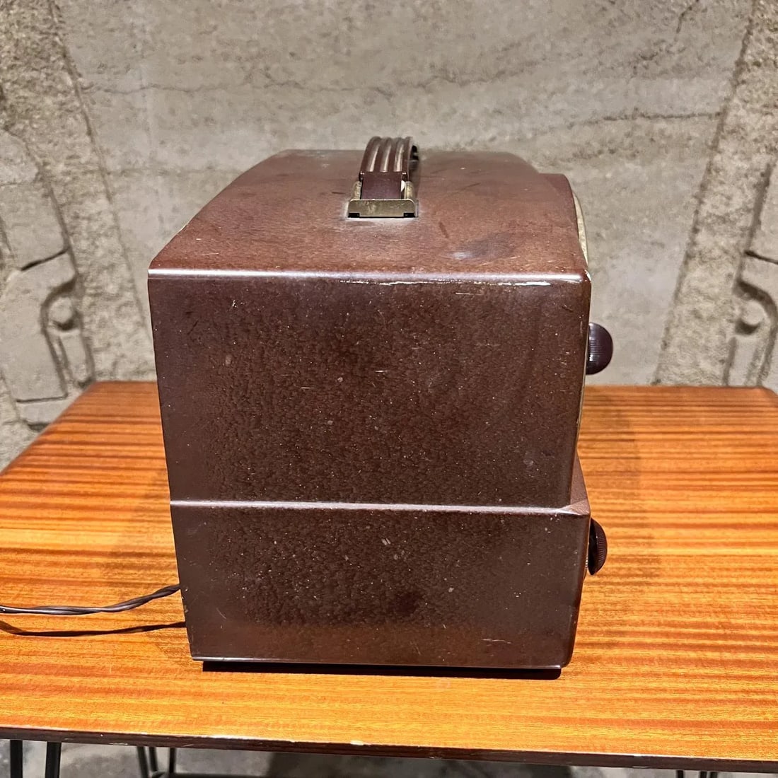 1950s Zenith Brown Bakelite Portable Radio Nonworking - 3