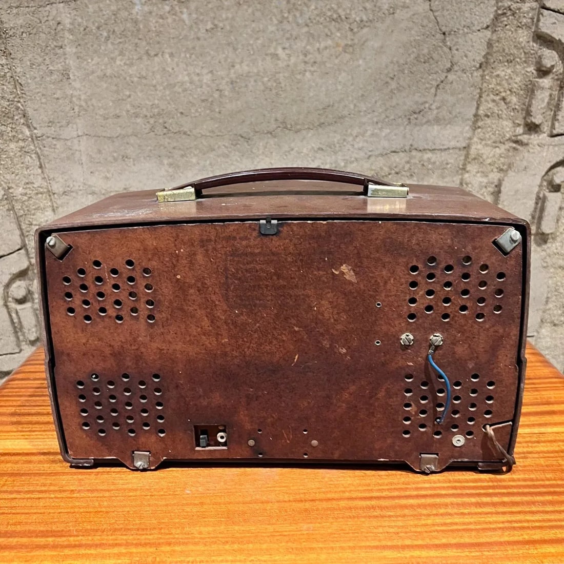 1950s Zenith Brown Bakelite Portable Radio Nonworking - 4