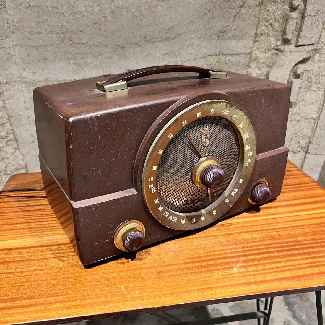 1950s Zenith Brown Bakelite Portable Radio Nonworking - 5