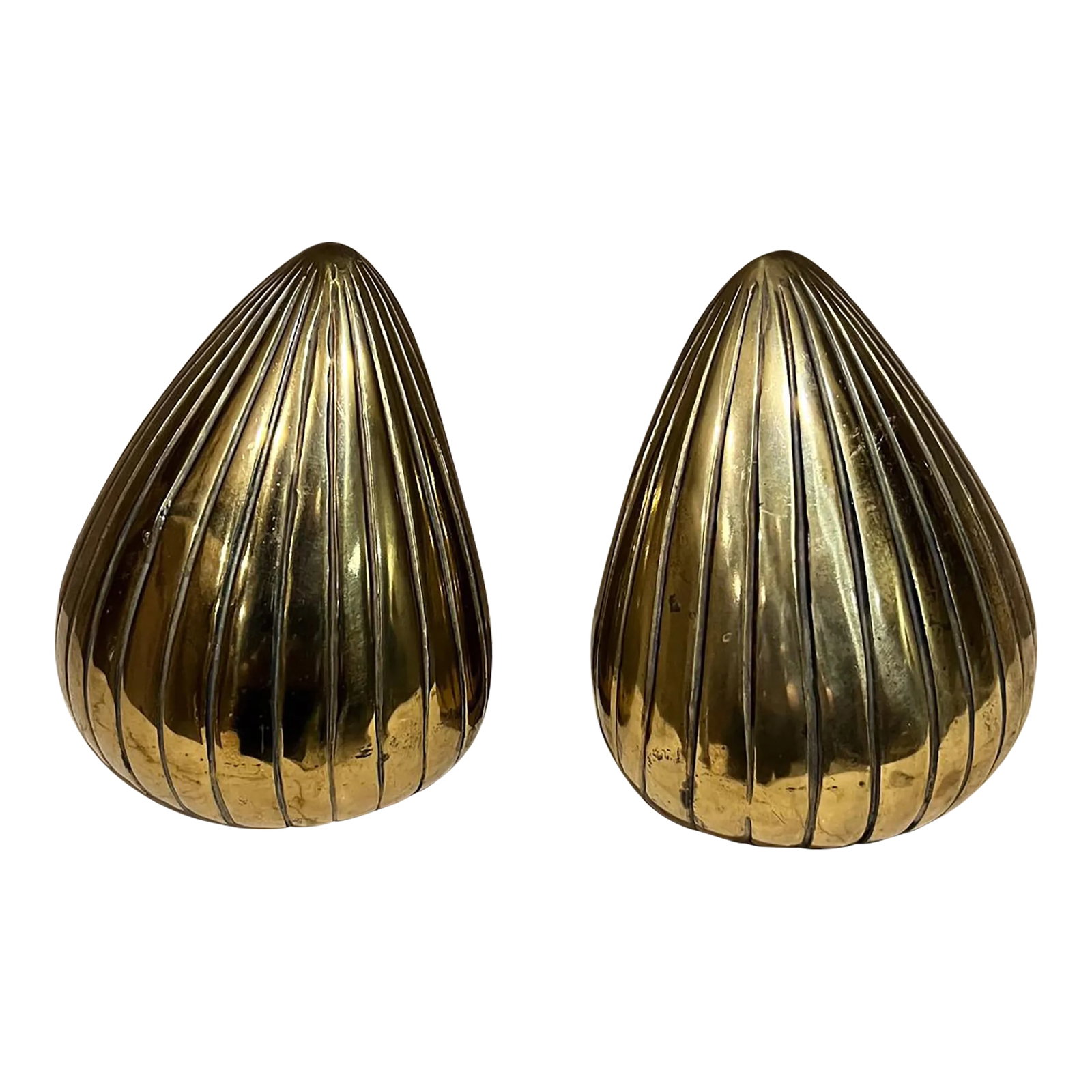 1950s Ben Seibel Brass Clam Shell Bookend Set: AMBIANIC presents 1950s Ben Seibel Brass Clam Shell Bookend Set Brass bookends designed by Ben Seibel for Jenfredware 5.5 h x 4 d x 5.5 w Preowned original vintage condition Refer to listed images