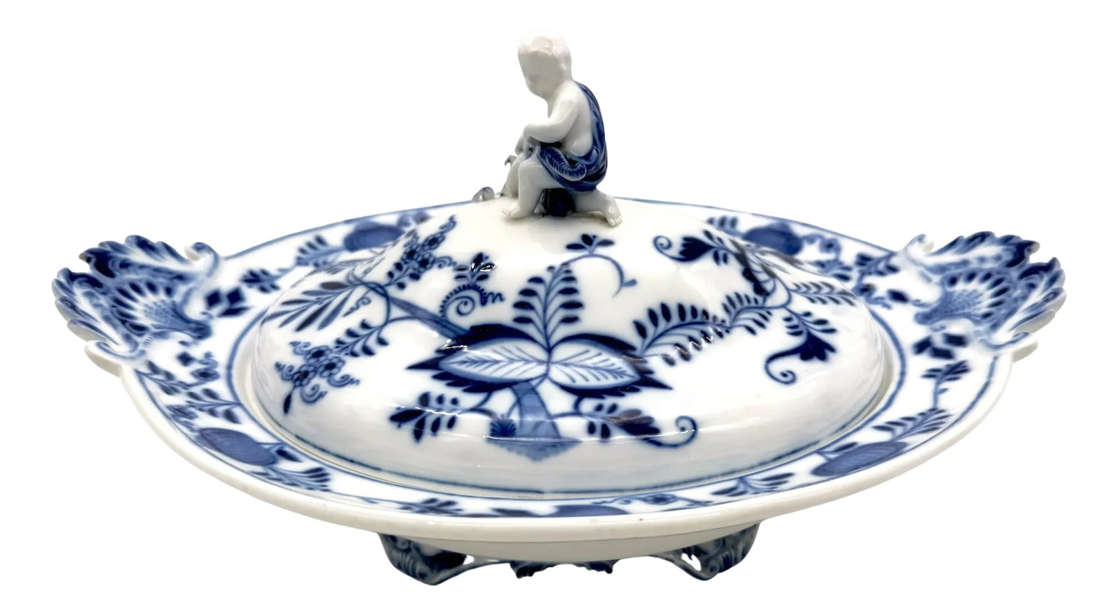 Meissen Blue Onion Figural Scalloped Oval Tureen: Meissen Blue Onion Figural Scalloped Oval Tureen Germany, late 19th century A magnificent 19th-century Meissen Blue Onion Figural Scalloped Oval Tureen from Germany, late 19th century. Measuring