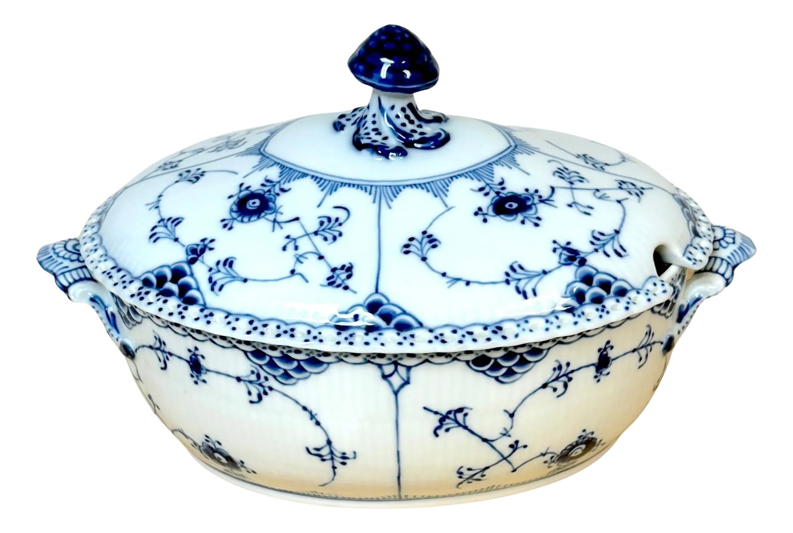 Royal Copenhagen Blue Fluted Half Lace Tureen with Lid 200CL: Royal Copenhagen Blue Fluted Half Lace Tureen with Lid 200CL Denmark, late 20th century A beautiful Royal Copenhagen Blue Fluted Half Lace Tureen with Lid, made in Denmark in the late 20th century,