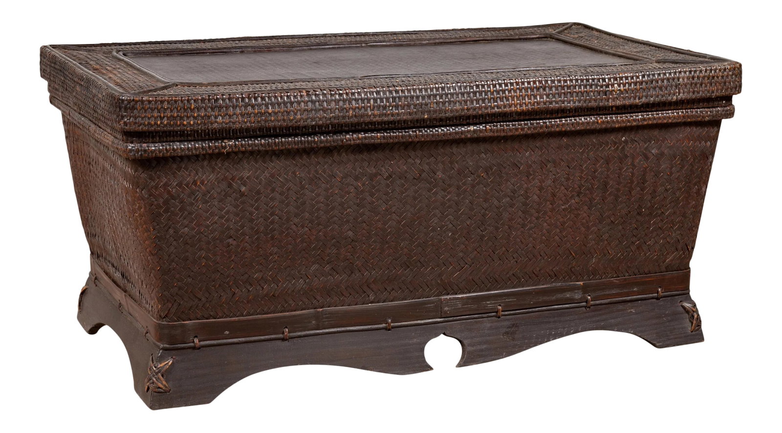 Chinese Antique Large Rattan Basket Coffee Table with Dark Brown Patina and Lid: A Chinese antique basket coffee table from the early 20th century, made of dark brown woven rattan over wood. Born in China during the early years of the 20th century, this charming basket will make