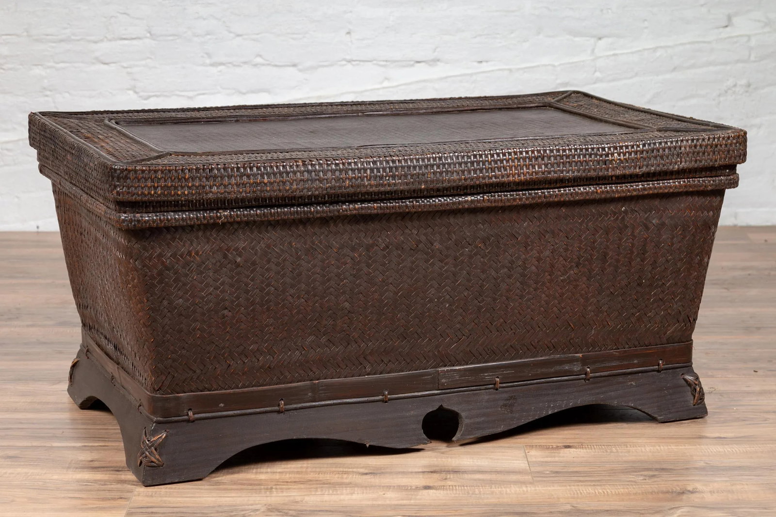 Chinese Antique Large Rattan Basket Coffee Table with Dark Brown Patina and Lid - 2