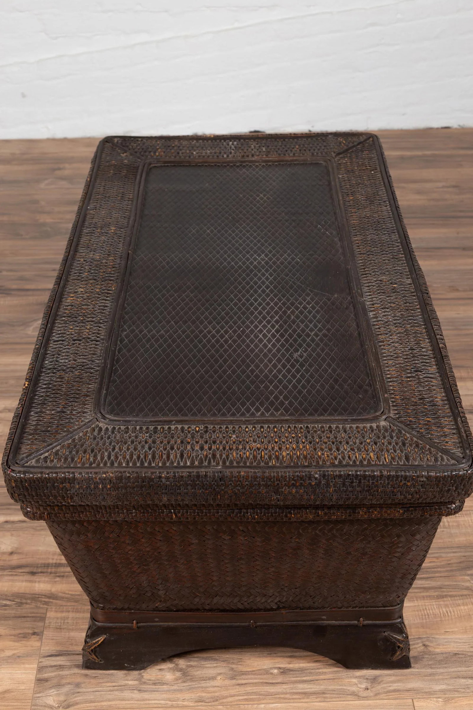 Chinese Antique Large Rattan Basket Coffee Table with Dark Brown Patina and Lid - 4