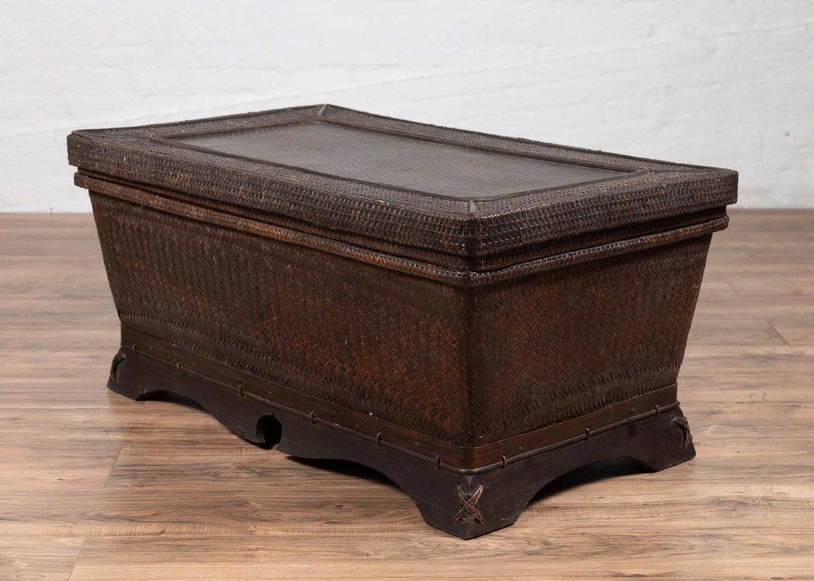 Chinese Antique Large Rattan Basket Coffee Table with Dark Brown Patina and Lid - 5