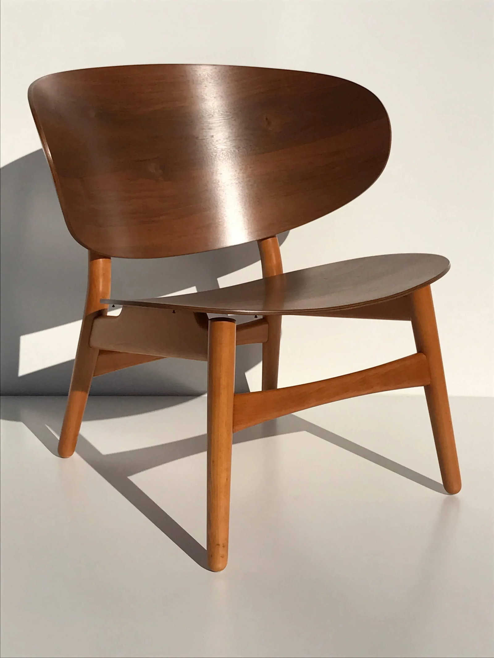 Shell Chair by Hans Wegner in Walnut and Beech - 5