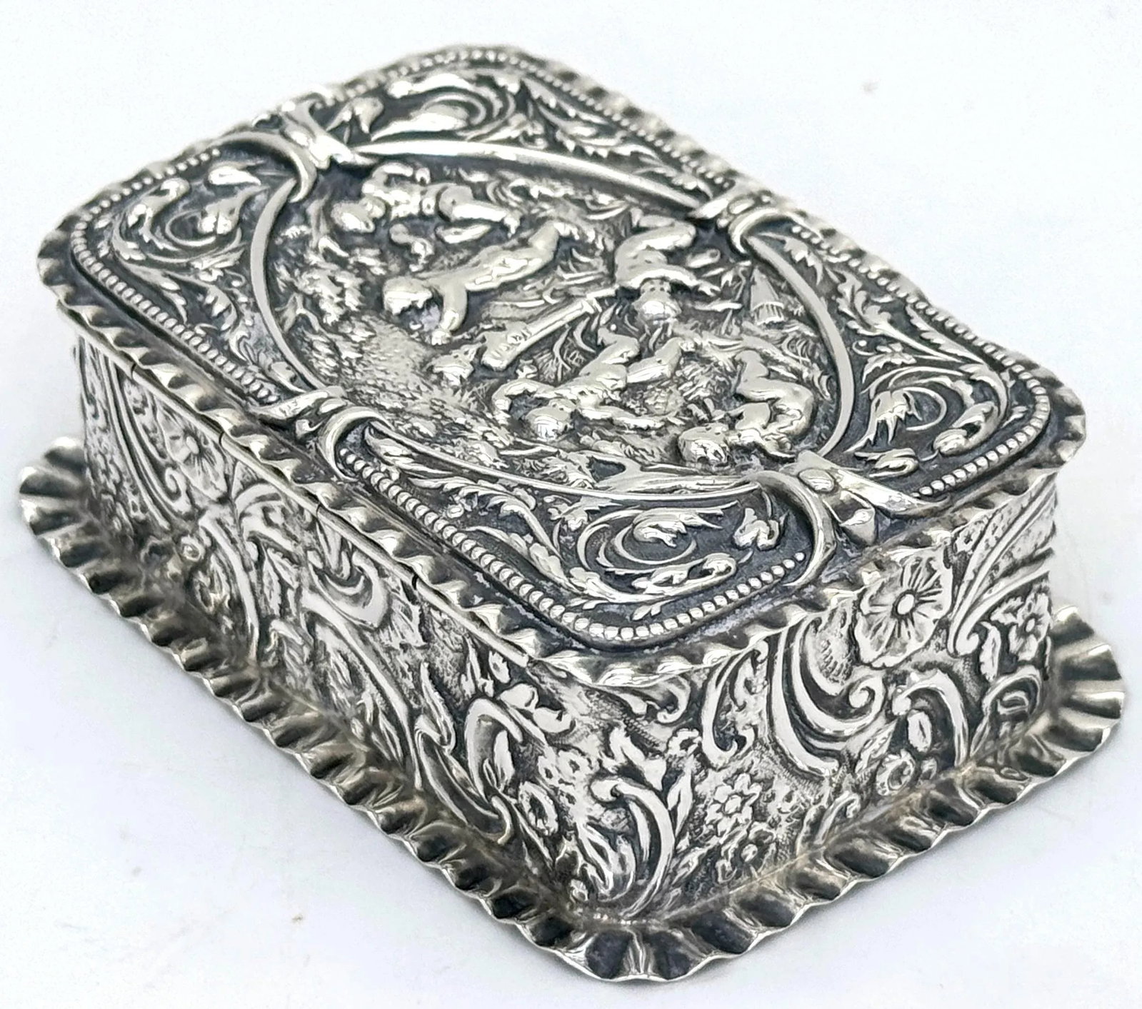 Victorian Sterling Silver Repoussé Trinket Box Putti Garden Scene, London, 1886 - 10