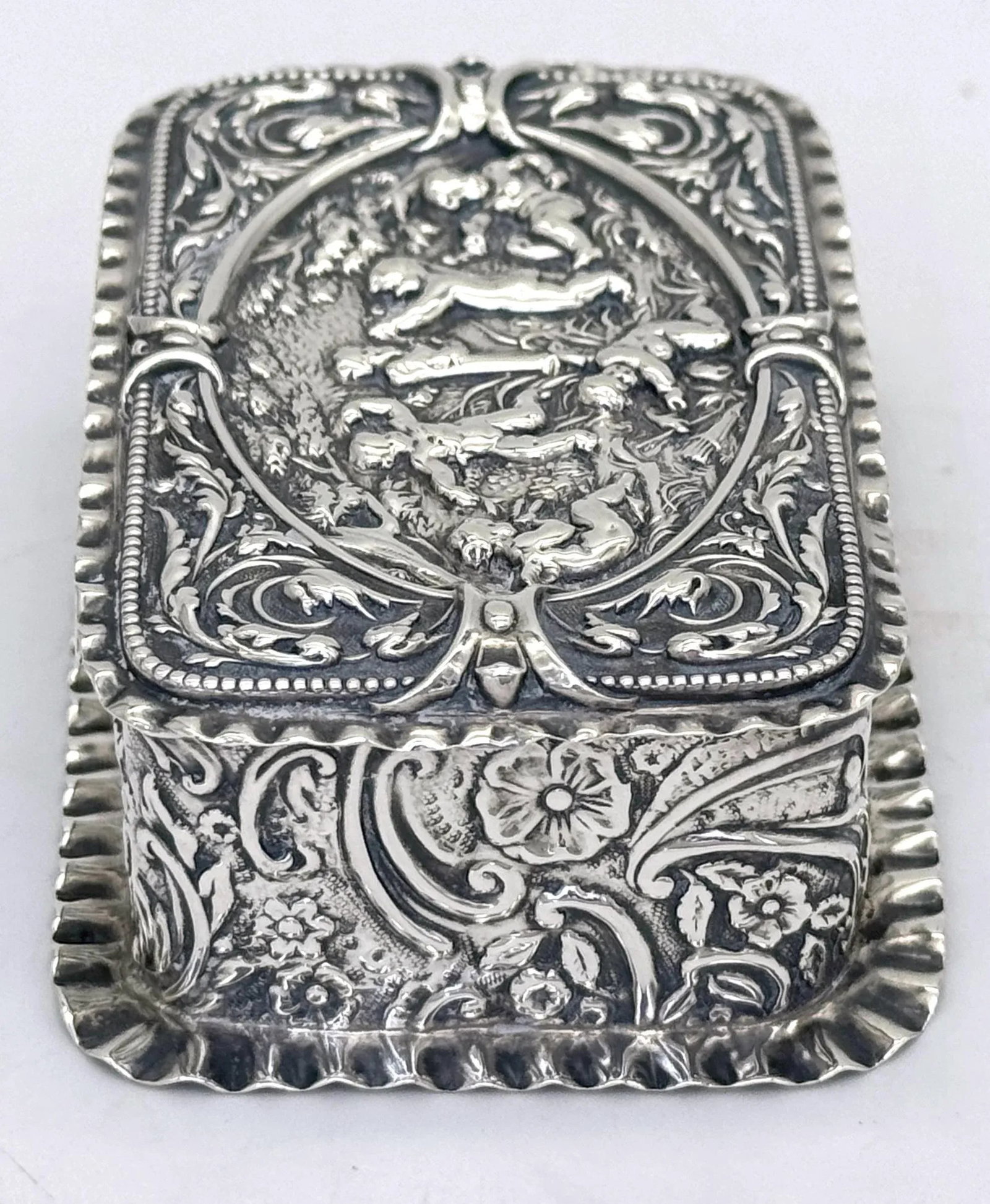 Victorian Sterling Silver Repoussé Trinket Box Putti Garden Scene, London, 1886 - 11