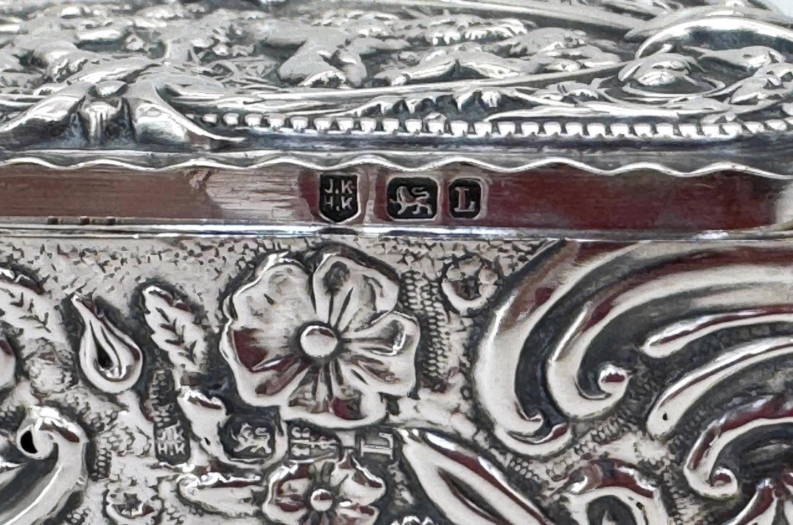 Victorian Sterling Silver Repoussé Trinket Box Putti Garden Scene, London, 1886 - 3