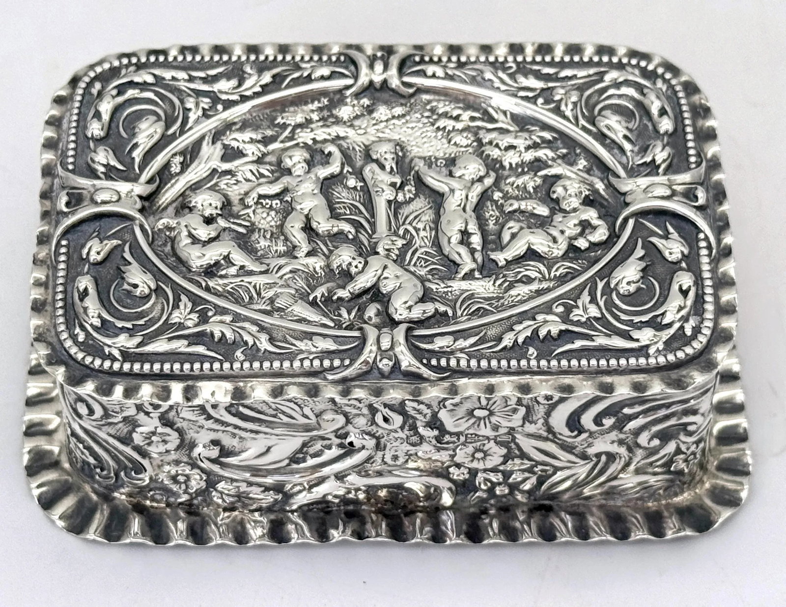 Victorian Sterling Silver Repoussé Trinket Box Putti Garden Scene, London, 1886 - 4