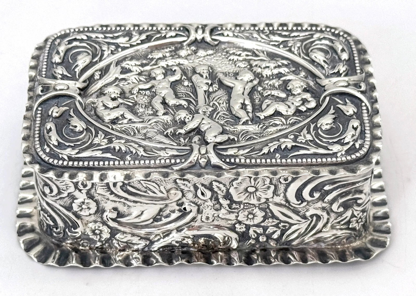 Victorian Sterling Silver Repoussé Trinket Box Putti Garden Scene, London, 1886 - 5