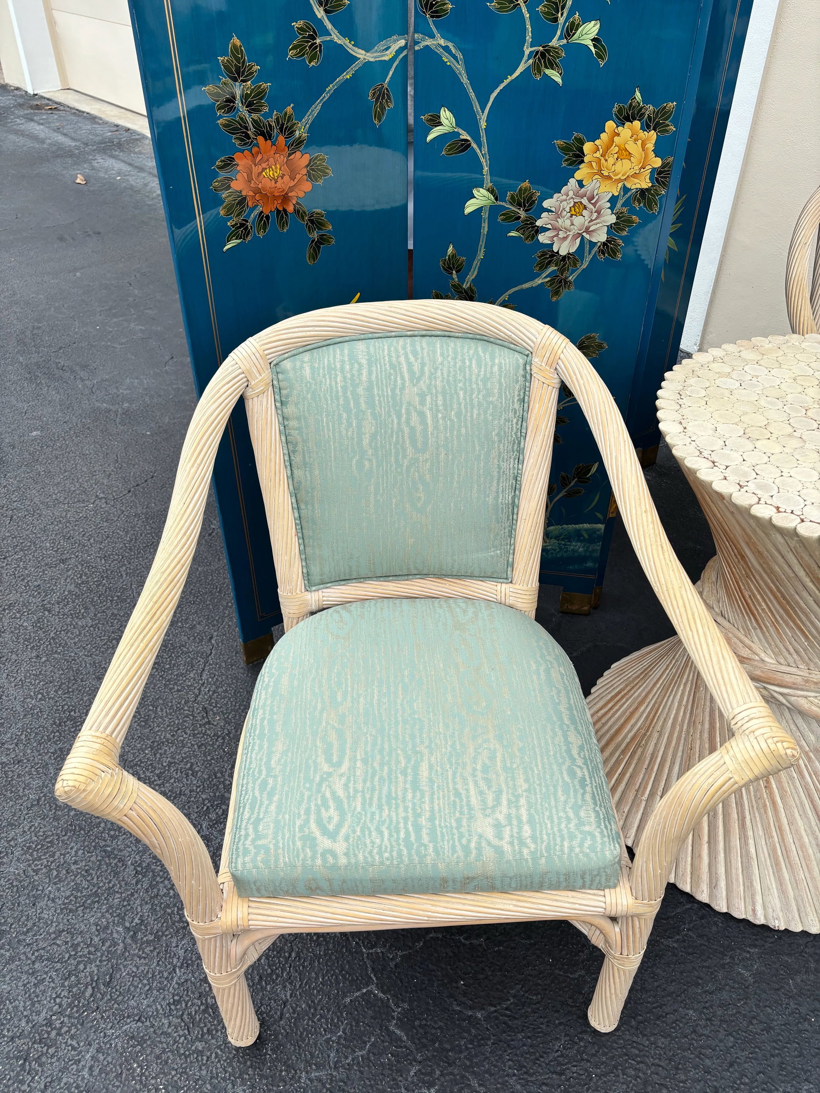 Refurbished McGuire Attributed Set of Vintage White Washed, Twisted Pencil Reed Chairs. McGuire Tabl - 2