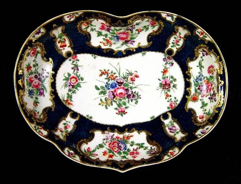 First Period Worcester Porcelain Botanical Blue-Scale Kidney Shaped Dish - 2