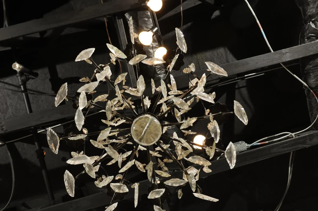 French 1890s Eight-Light Crystal Chandelier with Bronze Armature and Obelisks - 10