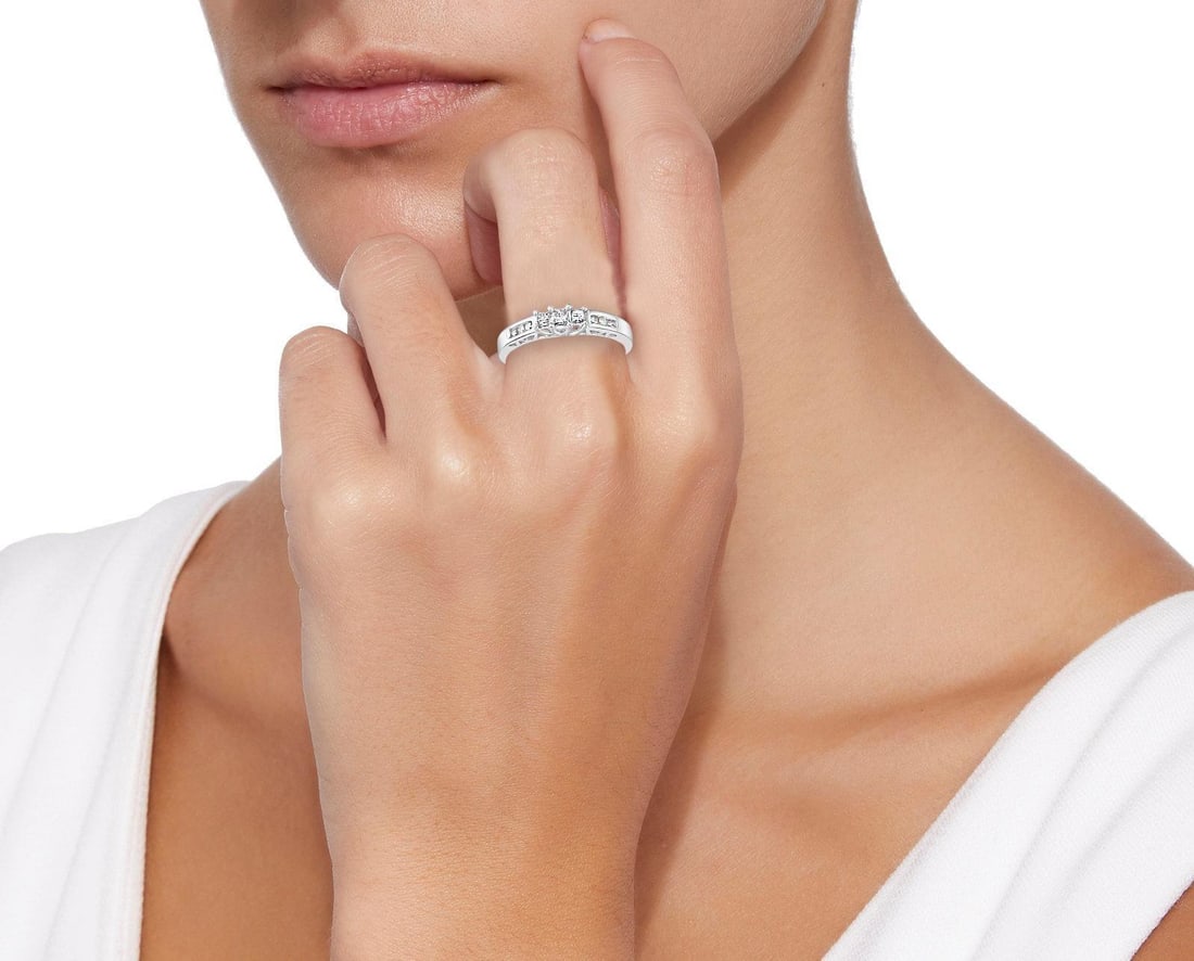 Three-Stone Diamond 0.30 Carat Traditional Ring/Band 14 Karat White Gold - 18