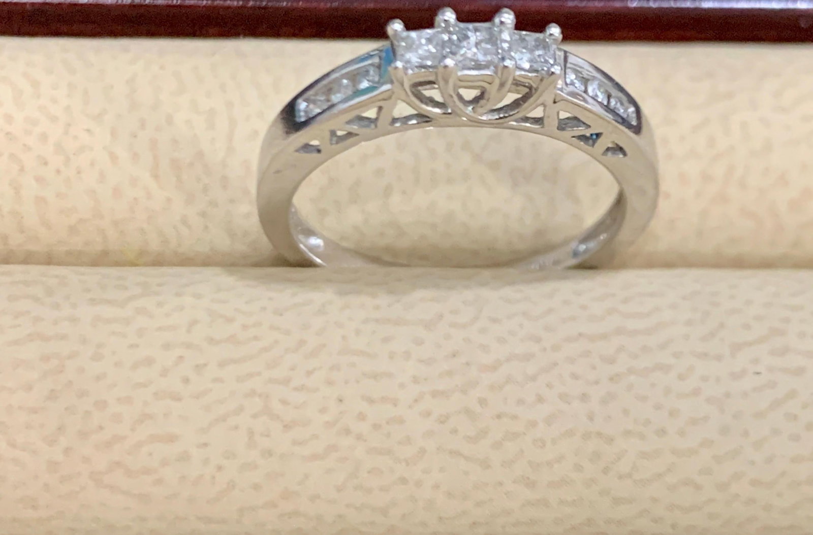 Three-Stone Diamond 0.30 Carat Traditional Ring/Band 14 Karat White Gold - 5