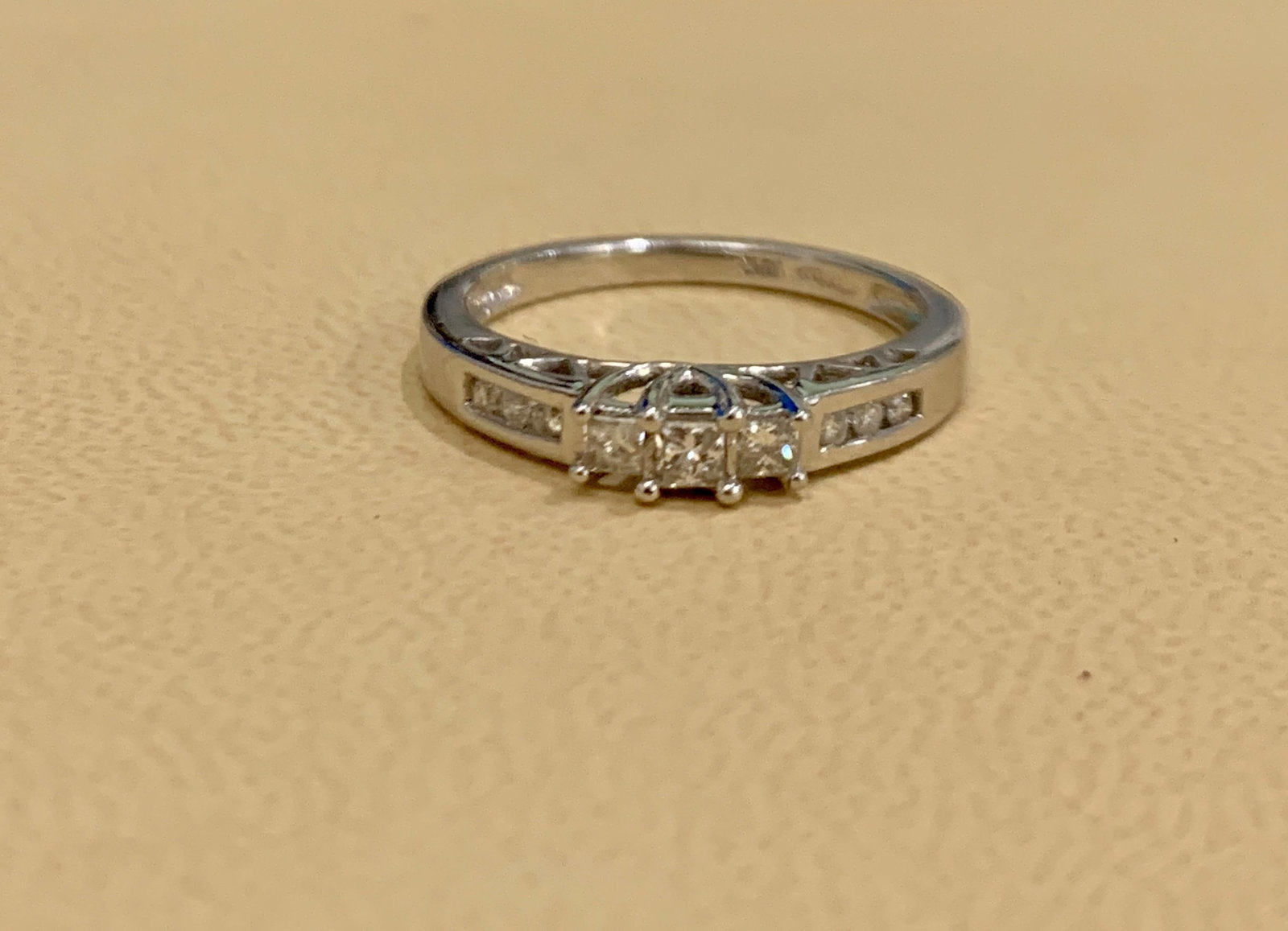 Three-Stone Diamond 0.30 Carat Traditional Ring/Band 14 Karat White Gold - 8