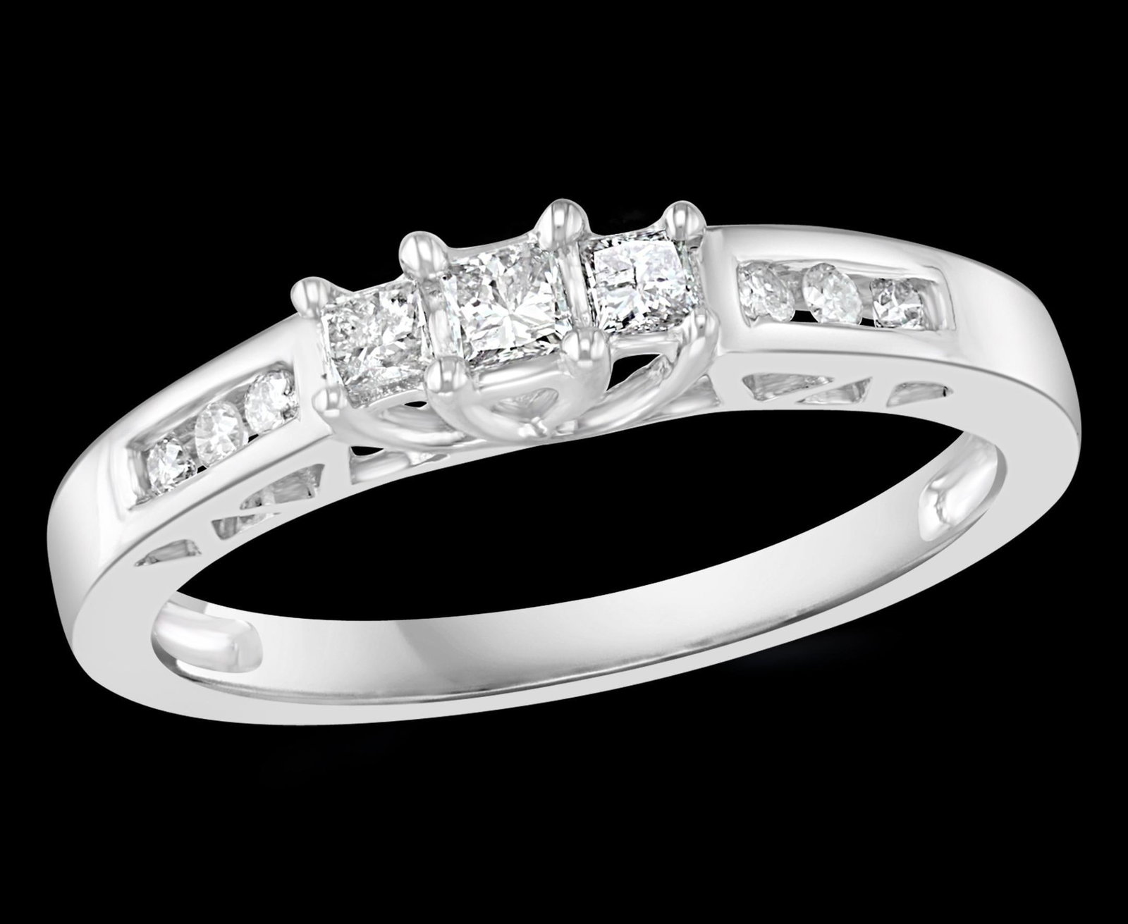 Three-Stone Diamond 0.30 Carat Traditional Ring/Band 14 Karat White Gold - 17