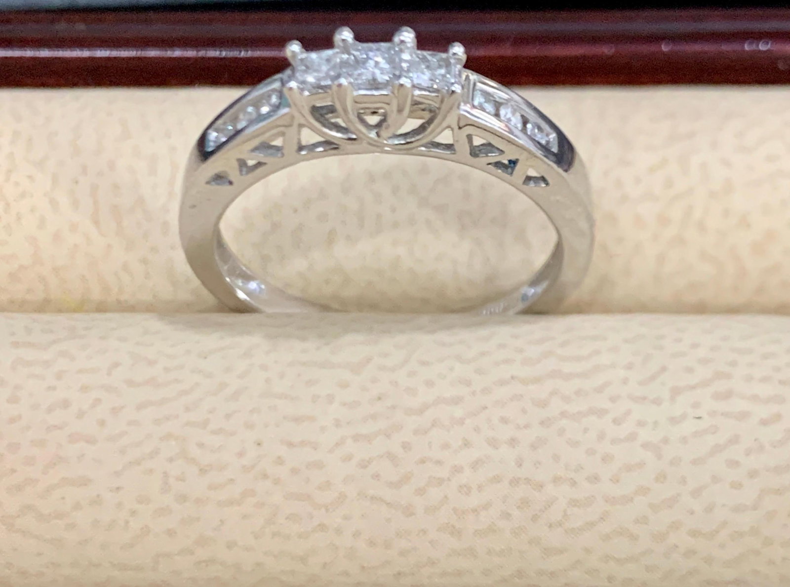 Three-Stone Diamond 0.30 Carat Traditional Ring/Band 14 Karat White Gold - 6