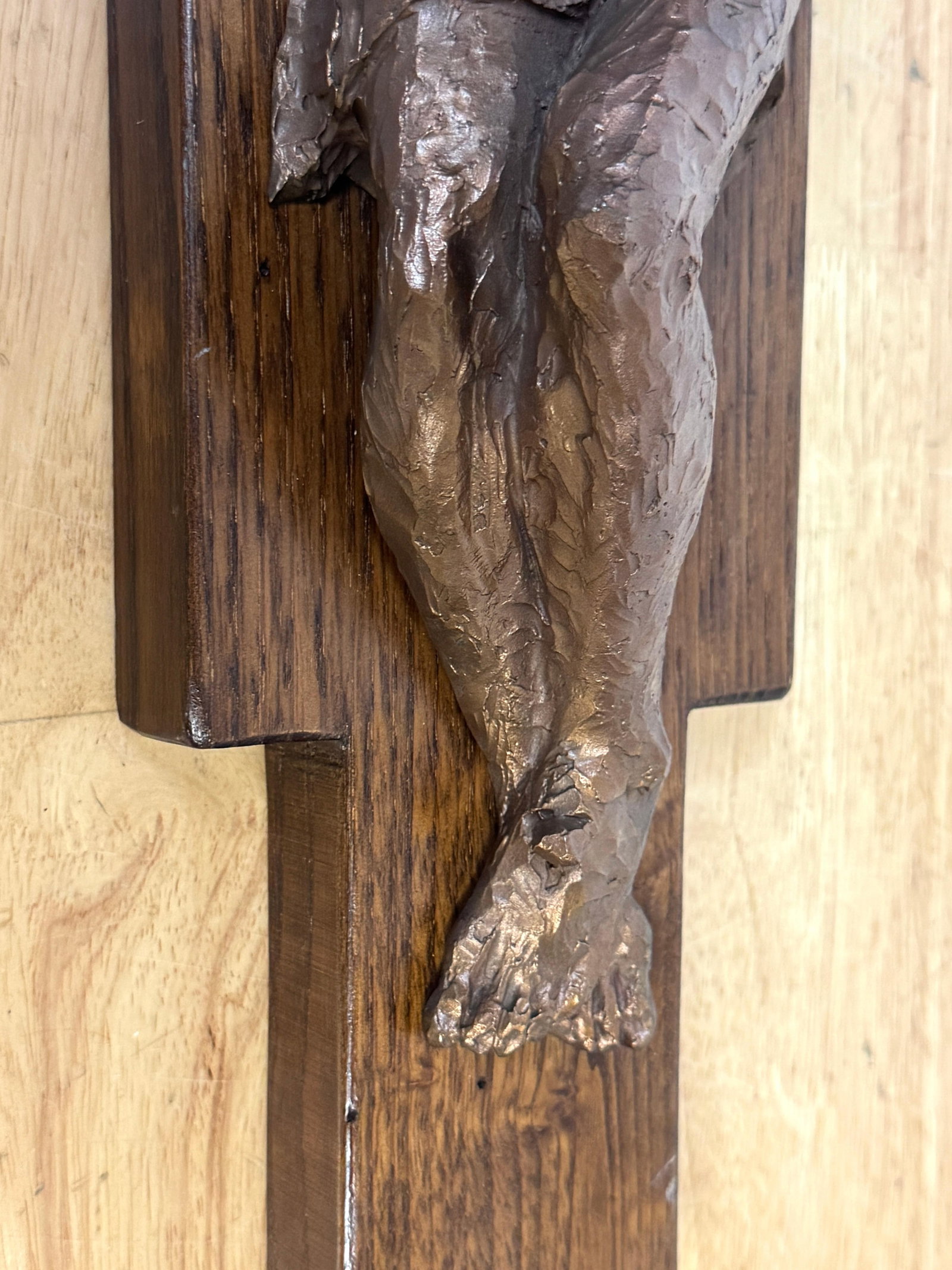 Modernist Cast Bronze Crucifix on Walnut Cross, French or Belgian, Circa 1960s - 12