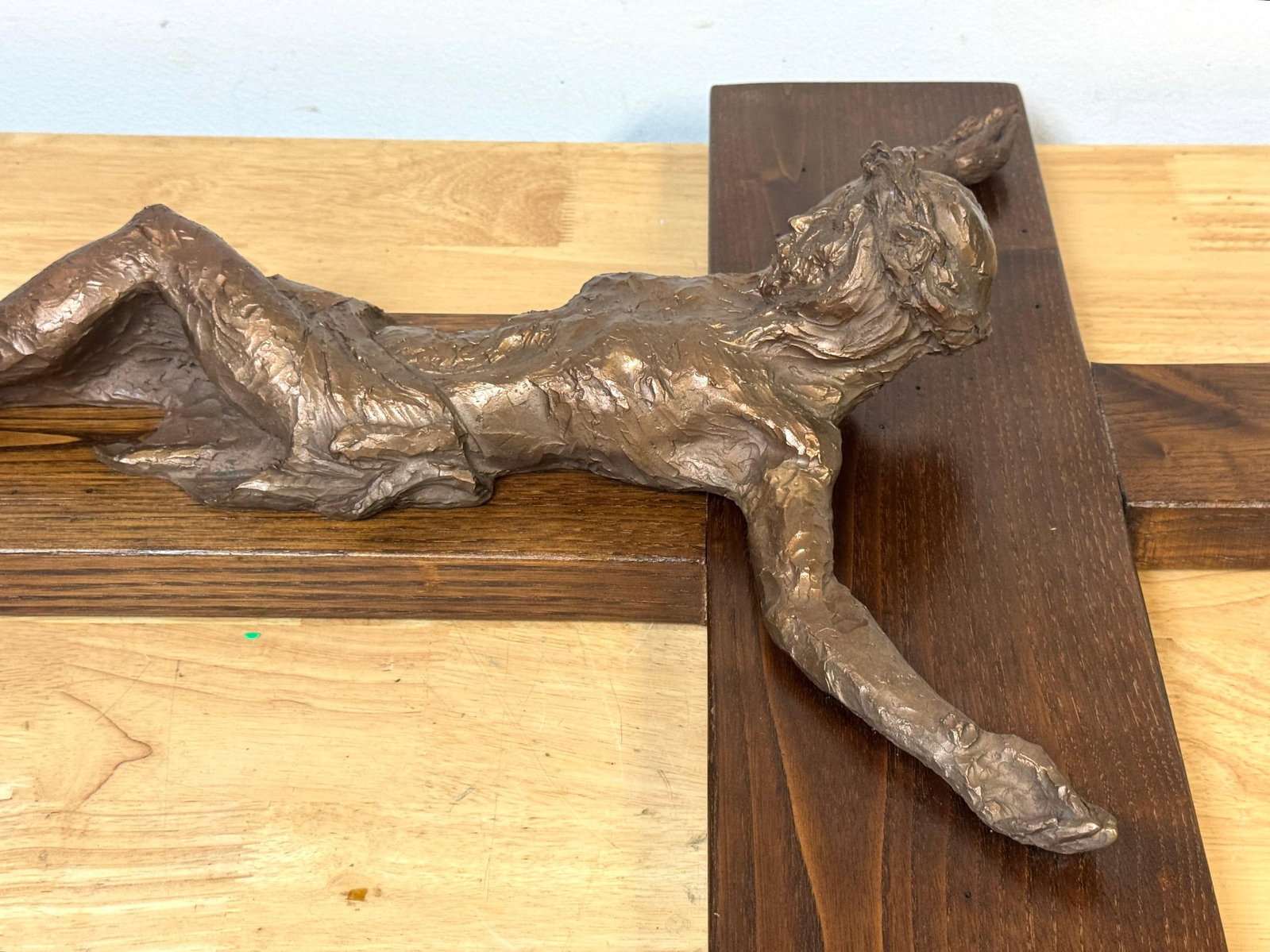 Modernist Cast Bronze Crucifix on Walnut Cross, French or Belgian, Circa 1960s - 17
